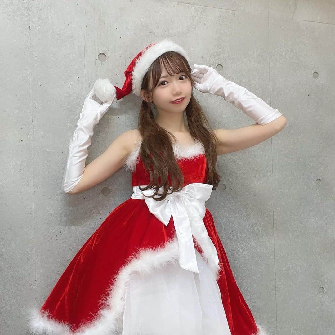 畑美紗起のインスタグラム：「Merry Christmas🎄🎀  サンタさんになりました、どうかな？🎅🏻🤍🤍  #畑美紗起 #サンタコス #サンタ #クリスマス #クリスマス #今日のコーデ #コスプレ #xmas #christmas #cosplay #lookbook #ootd #fashion #disney #disneysea #japanese #japanesegirl #shooting #me #dailylook」