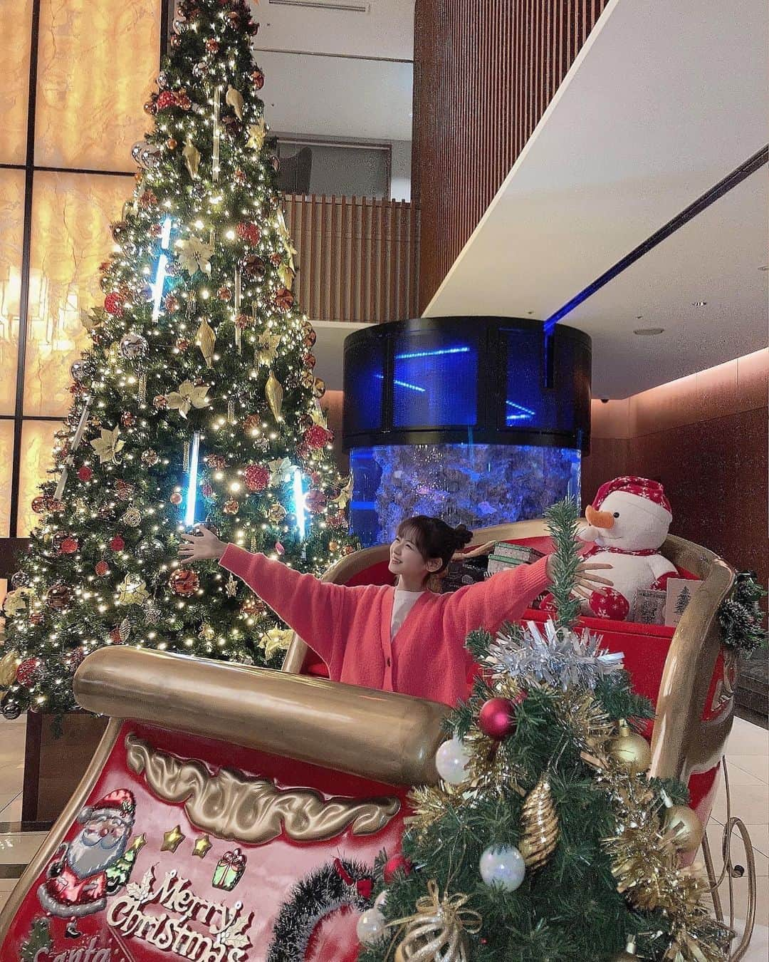 皆藤悠柚のインスタグラム：「𝐌𝐞𝐫𝐫𝐲𝐂𝐡𝐫𝐢𝐬𝐭𝐦𝐚𝐬🎅🏻❅*｡  今年は母とでしたっ  サンタさん今年は来ますか???  #メリークリスマス #クリスマスイブ #アイドル #冬コーデ #merrychristmas #christmaseve #xmas #오오티디 #메리크리스마스 #크리스마스」