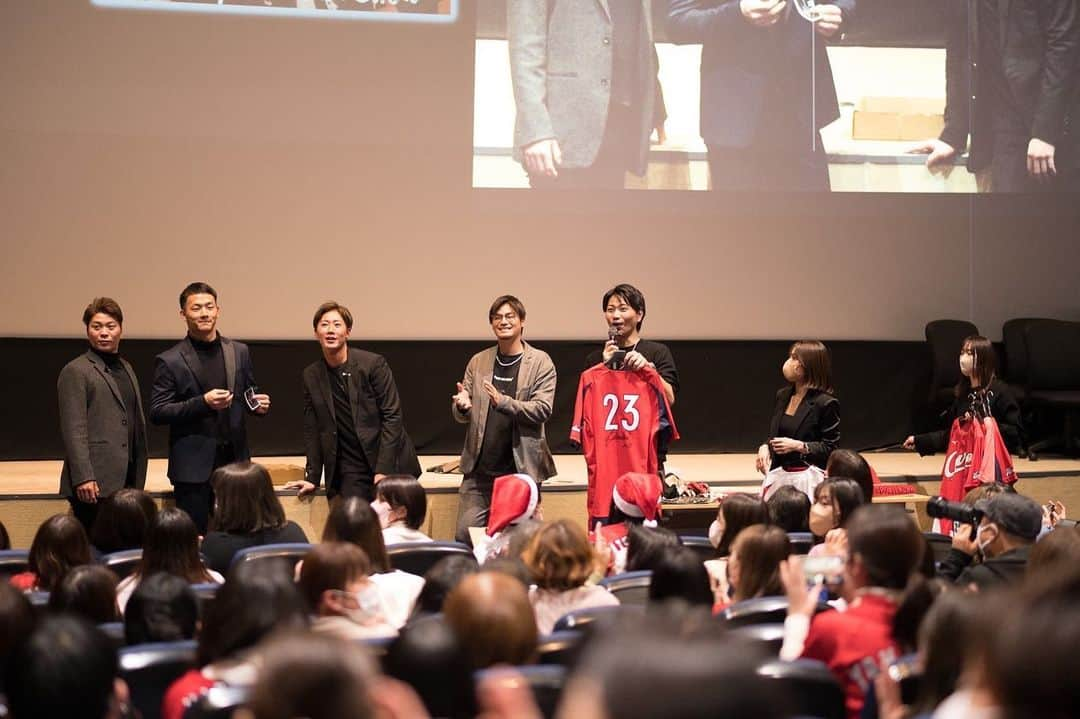 薮田和樹さんのインスタグラム写真 - (薮田和樹Instagram)「. 2022年最初で最後のイベント🎅 このメンバーで出来て最高でした✨ 全力横さんとスタッフ そして何よりとても温かい ファンの皆様のおかげで 楽しく素敵なイベントに なったのではないかと思います☺️ このイベントの第1回目に 呼んで頂けて幸でした🙇‍♂️ ありがとうございました🙇‍♂️ #メリークリスマス #merrychristmas  #クリスマススペシャルトークショー」12月24日 22時39分 - kazuki_yabuta