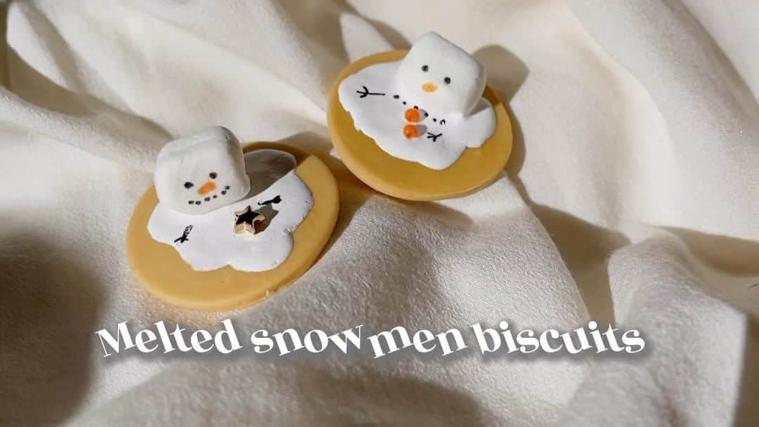 みらんのインスタグラム：「・ Melted snowmen biscuits ⛄️⭐️ ・ 粘土とボンドで作った 雪だるまクッキー🤍🤍 溶けちゃった風の マシュマロ雪だるまだよ！ ・ #handmade #clayart #100均 #100均diy #ハンドメイド #craft #christmas #cookie #クリスマスパーティー #クリスマス #decoration #デコレーション #クラフト」