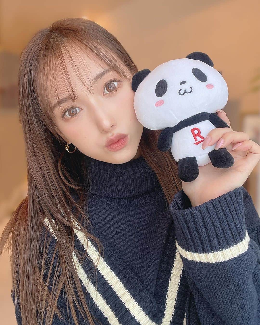 引地裕美のインスタグラム：「楽天モバイルを使い始めて約1ヶ月が経ちました🐼🤍  通信エリアも広がってるから、銀座の美容室や池袋のジムなど東京都内を転々とする私も他のキャリアの時と変わらず電波繋がりました📱📶  移動中はほぼYouTubeを見てるし、気にせず使っていたけど20GB以内に抑えられていたので、 データ使用量は1,980円（税込2,178円）😳👏🏻◎ 前の2分の1以下まで抑えられて大満足でした⭐️ ※公平なサービス提供のため通信速度制限する場合あり。エリア外最大1Mbps。通話料等別 無制限は楽天回線エリアのみ  #楽天モバイル #pr」