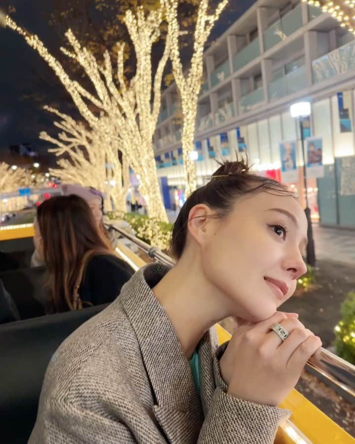 のインスタグラム：「良いクリスマスイブ、過ごせてますか♡？  最近はずっと　#今夜すきやきだよ の撮影してます。 楽しい現場で幸せ😚  青汁の粉とオリゴ糖をヨーグルトにかけて食べるのにハマっていたり。全然クリスマスぽくない😂そんな日々です。  寒いので皆さま体調にはお気をつけてね♡  2、3枚目の写真は先日発売した2023年カレンダーを持ってくれているきこちゃん💓と私。」