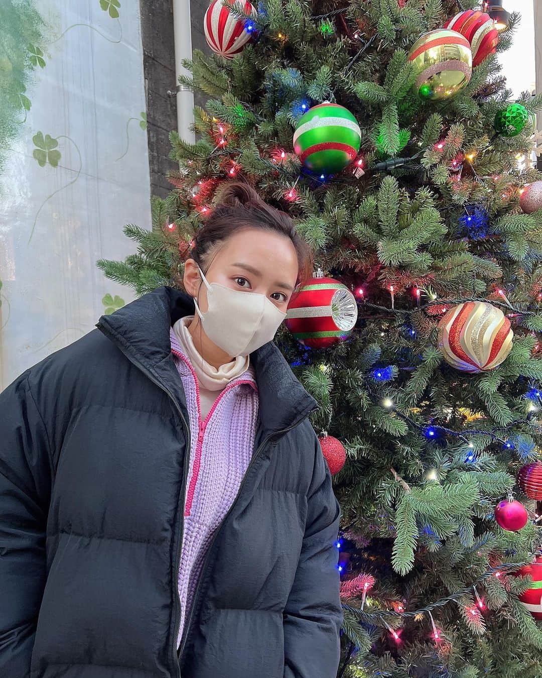 山田菜々のインスタグラム：「テレビで黒ひげ危機一発みたいなのをやっていて、爆発するときになぜか私も驚いてしまって、その声にゆきこまが驚いて飛び起きたクリスマスイヴです😂🫰🏻✨」