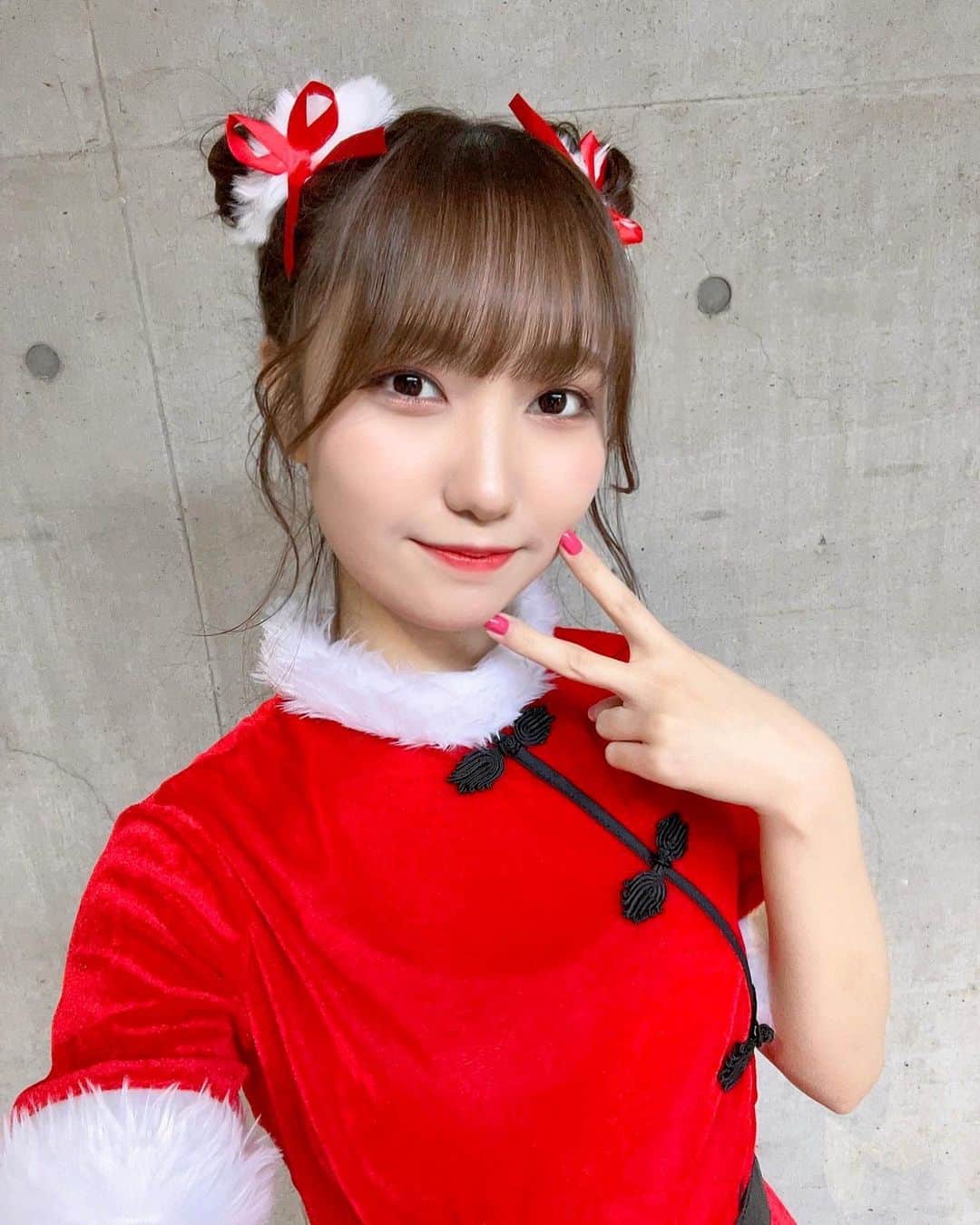 宮田有萌のインスタグラム：「Christmas Eve ･:*+.  クリスマスイブですね〜！  今夜はぱぱみんと2人です。めっちゃ嫌や(°⊿°`)ｹｯ  写真は去年の(っ'ヮ')╮  みなさん良いクリスマスを★彡  #クリスマス #クリスマスイブ #サンタ #サンタさん #サンタコス #サンタコスプレ #コスプレ #コスプレ女子 #お団子ヘア #お団子アレンジ #アイドル #宮田有萌 #christmas #christmaseve #xmas #xmaseve #santa #cosplay #cosplaygirl #idol」