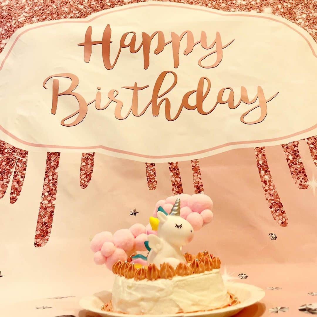 藤井リナのインスタグラム：「下の子のはじめてのお誕生日ケーキも手作り感満載で2パターン作ったよ🥰 とーっても女の子っぽい感じにしてみた😊」