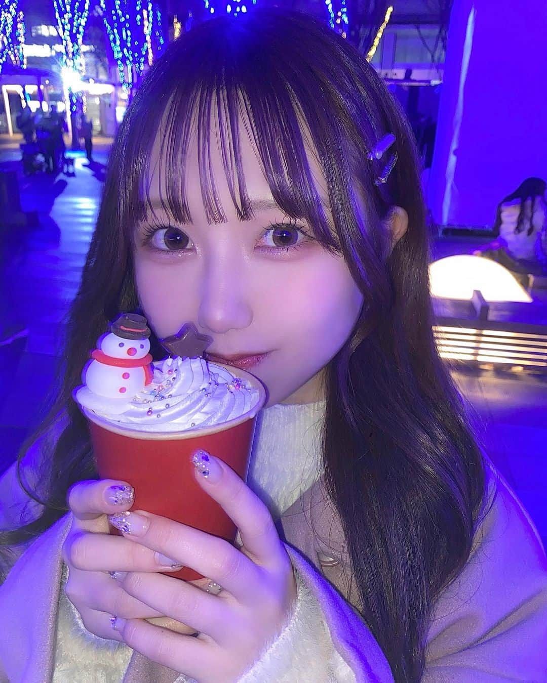 楠木しゅりのインスタグラム：「この前ちょっとだけクリスマスマーケット いってきた⛄️♡  かわいいいちごみるく飲んだよ〜〜  #christmas2022 #christmasmarket #クリスマスマーケット #イルミネーションデート #さいたま新都心 #けやきひろば #grl購入品 #grlコーデ #niceclaup #ロングヘアアレンジ #クリスマスネイル #自撮り女子 #自撮り」