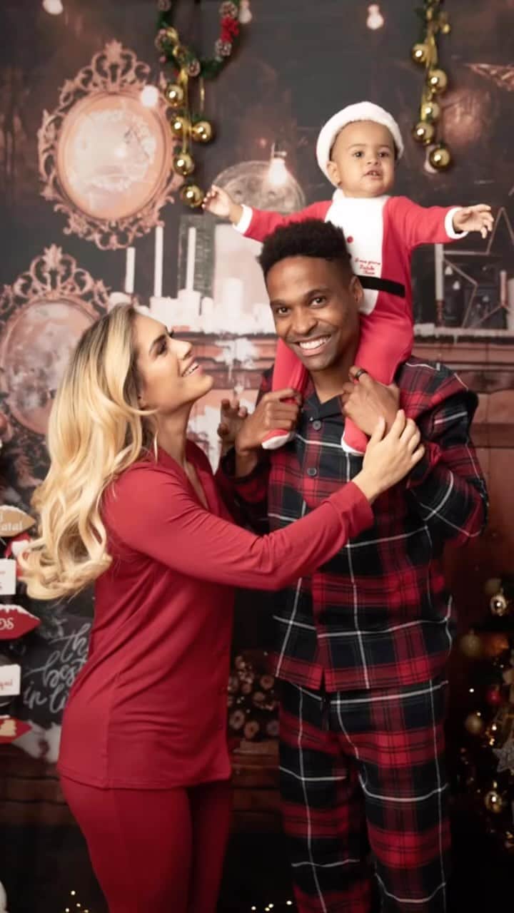 ヴェンデウ・ナシメント・ボルジェスのインスタグラム：「Um feliz Natal da nossa família para vocês! Obs: Ah última foto rsrs socorro ❤️」