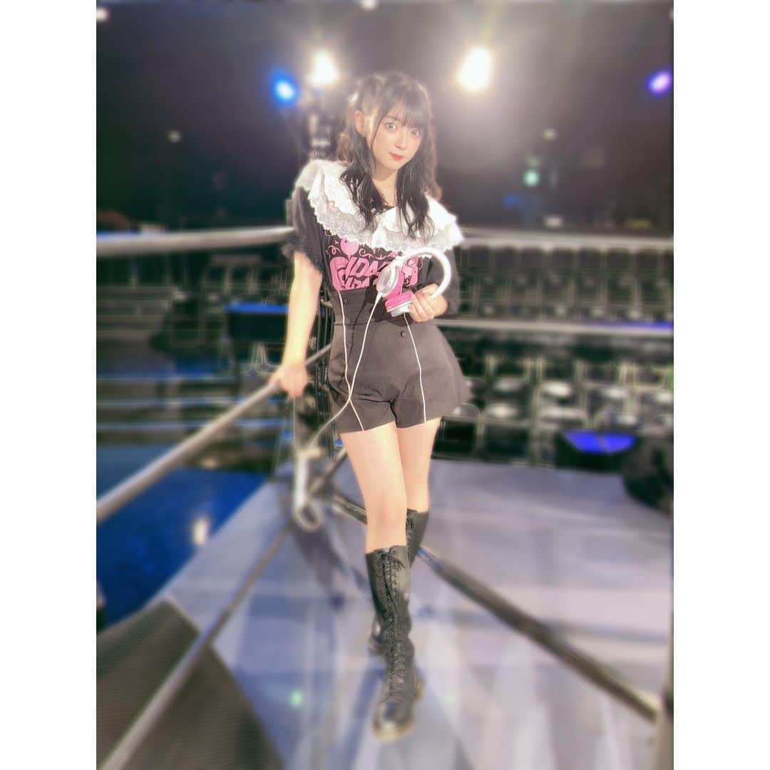 進藤あまねのインスタグラム：「D4DJ_BATTLE_TIME‬⁩ RING 💓💓💓💓  大好きが沢山のイベント最高でした！！ みんな私のグッズ身につけてくれてありがとう(*´˘`*)♡ ちゃんと見てたよ👀🤍  （滅多にないパンツスタイルでした🫣💞）  メリクリ🎄  #D4DJ #リリリリ #春日春奈 #ねすぐらむ」