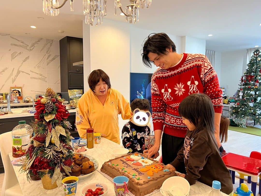 アレクサンダーのインスタグラム：「メリークリスマス🎄いぶ  #merrychristmas」