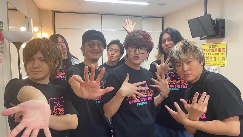 Jぺい（ウルトラ寿司ふぁいやー）のインスタグラム：「5年間で色んなもの貰って、  ツアーで各地で色んなもん貰って、  今日は過去最高のライブが出来た。  恩返しはこれからぁー  もっといいバンドになるから、  無理せず来れる時でいいから一緒に遊んで下さい。  いつもありがと。これからもよろしく。  #廻る極寿司炎 #ウル寿司」