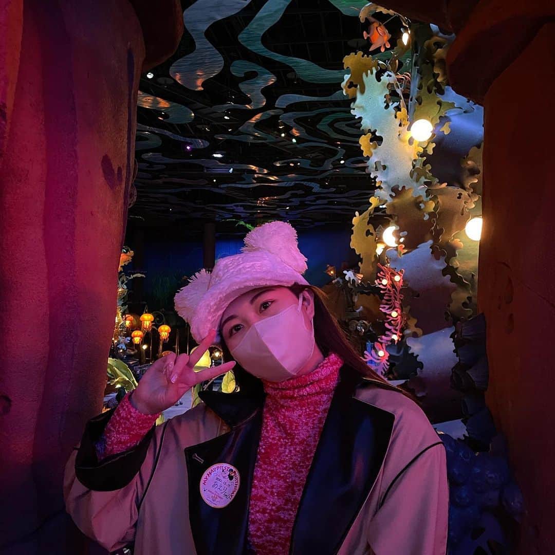 横島亜衿さんのインスタグラム写真 - (横島亜衿Instagram)「Merry Christmas🎅🏻🎁  皆さんはどんなクリスマスをお過ごしですか？ 私は今日も明日も引きこもって、 ずーっとのんびりエミリー イン パリスとジョジョの奇妙な冒険を見ているクリスマスです🎄  寒いのでちゃんと暖かくして明日も素敵な1日を過ごしてね🤍  写真は誕生日前に母と行ったディズニー☃️楽しかったー！」12月24日 23時26分 - _aeri_yokoshima