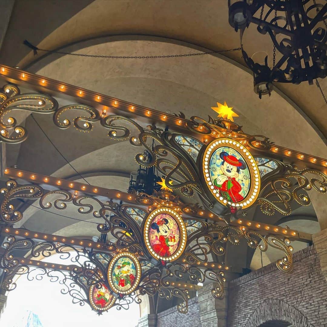 横島亜衿のインスタグラム：「Merry Christmas🎅🏻🎁  皆さんはどんなクリスマスをお過ごしですか？ 私は今日も明日も引きこもって、 ずーっとのんびりエミリー イン パリスとジョジョの奇妙な冒険を見ているクリスマスです🎄  寒いのでちゃんと暖かくして明日も素敵な1日を過ごしてね🤍  写真は誕生日前に母と行ったディズニー☃️楽しかったー！」