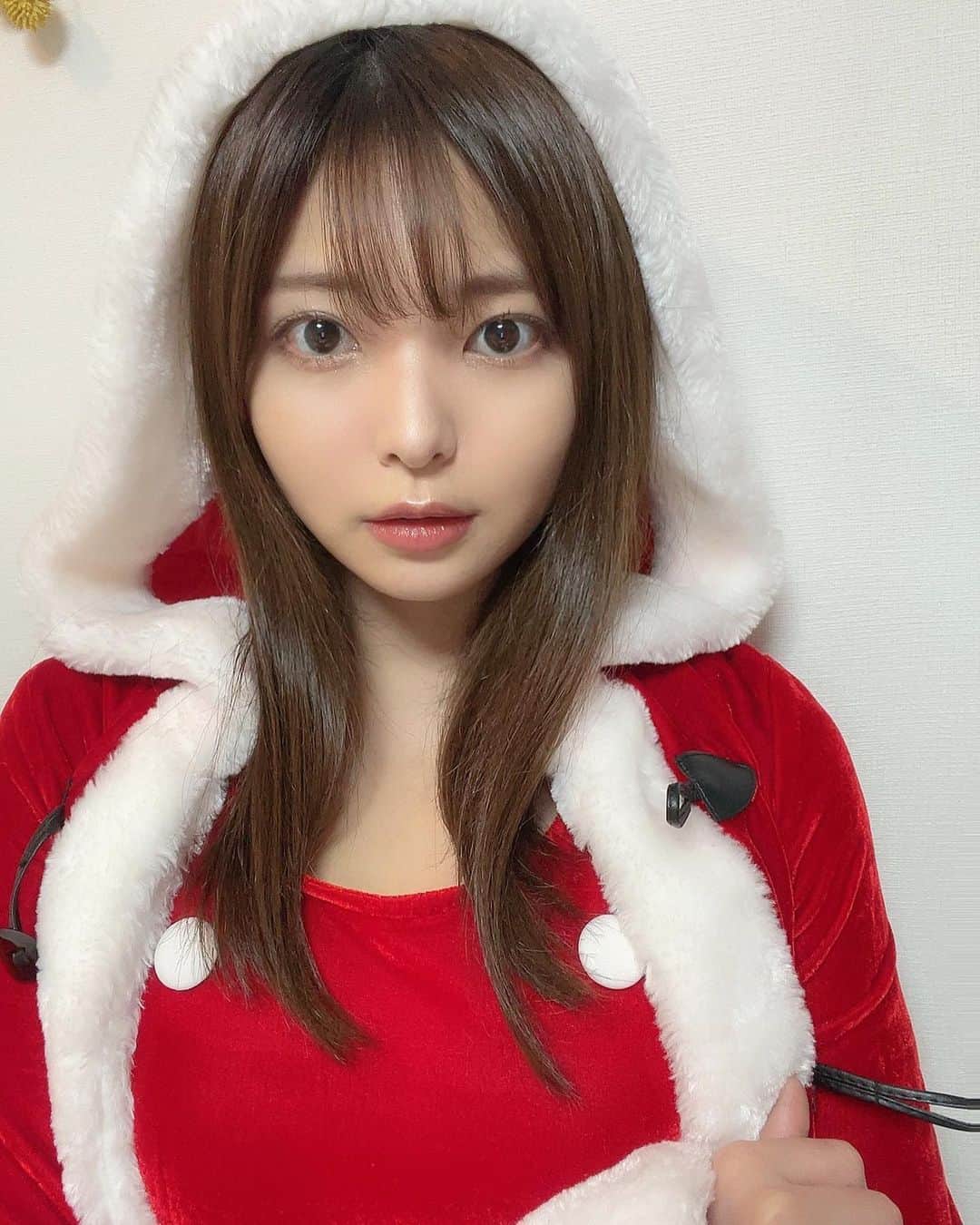 西谷麻糸呂のインスタグラム：「Merry Xmas 🎄✵  素敵な日を過ごしてね😌  . . #merrychristmas #サンタコス #コスプレ #merryxmas #cosplay」