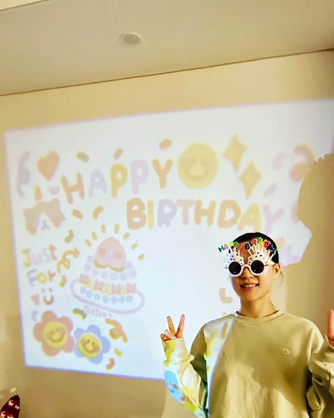 ハン・イェリさんのインスタグラム写真 - (ハン・イェリInstagram)「생일 축하해 주셔서 감사합니다. 신난다 예이~!!!😎」12月24日 23時47分 - hanyeri_official