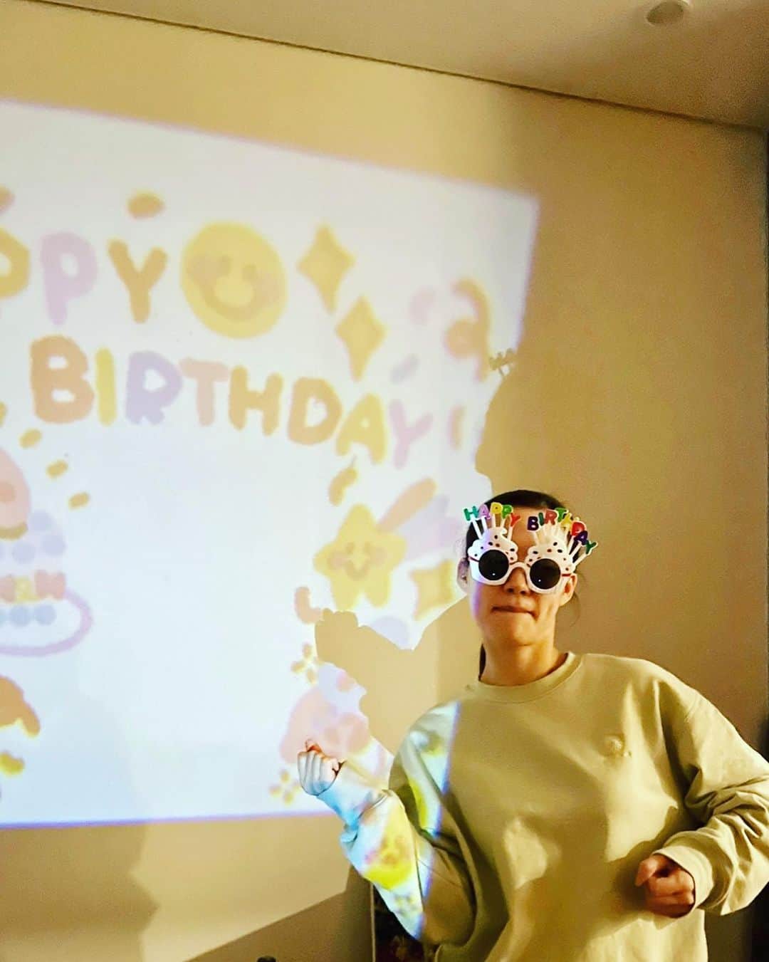 ハン・イェリさんのインスタグラム写真 - (ハン・イェリInstagram)「생일 축하해 주셔서 감사합니다. 신난다 예이~!!!😎」12月24日 23時47分 - hanyeri_official