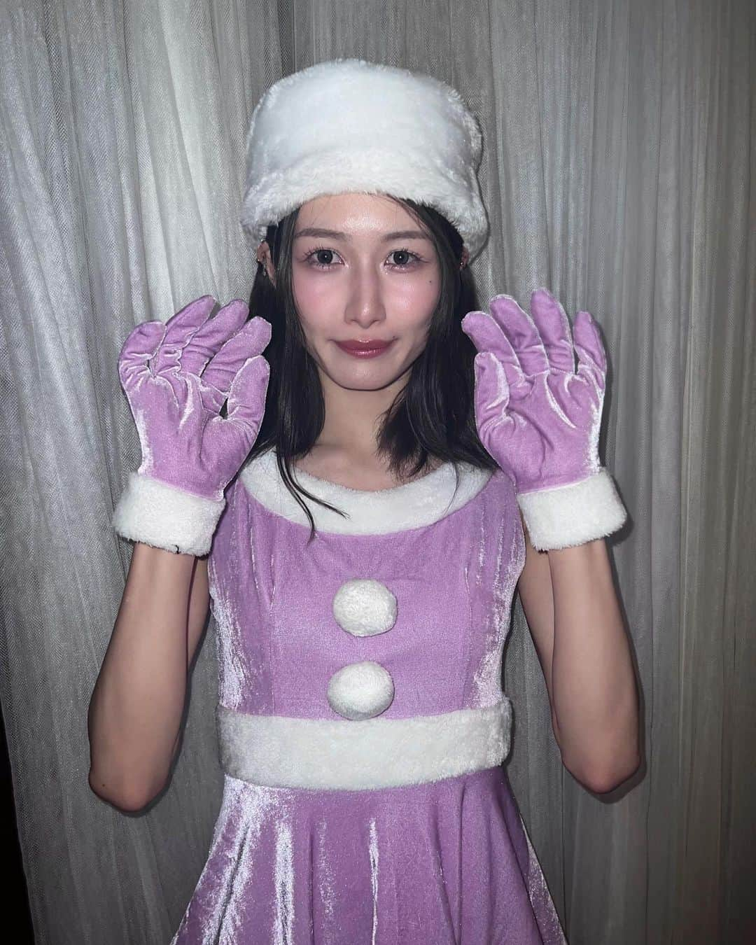 仮眠玲菜さんのインスタグラム写真 - (仮眠玲菜Instagram)「Christmas Eve 🌨    Purple rere santa 💜🤍  #クリスマス #クリスマスイブ  #サンタコス #サンタ #パープル #全部同じ顔だ  #ライブ後で髪ほさほさ」12月24日 23時59分 - amai_re_re