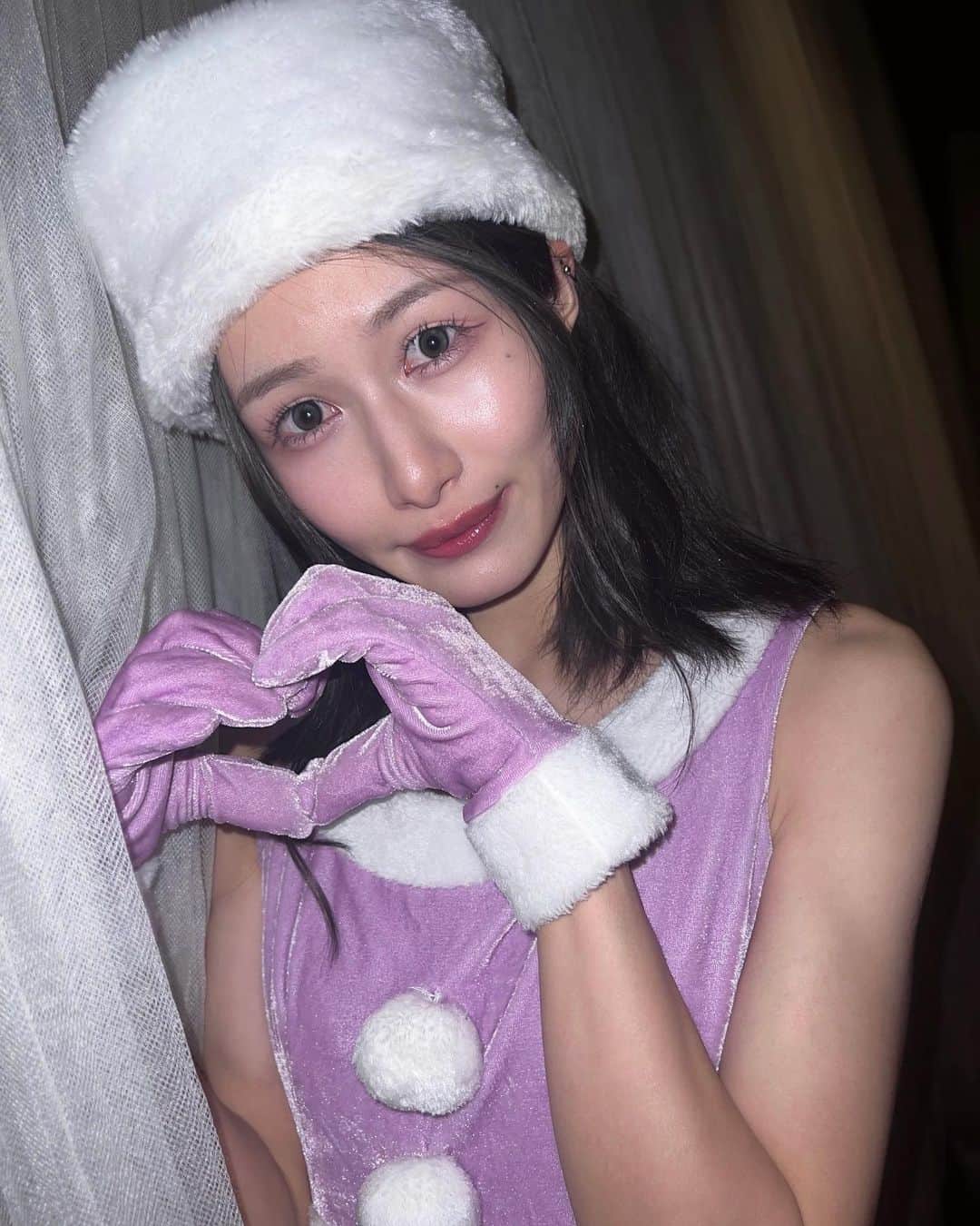仮眠玲菜さんのインスタグラム写真 - (仮眠玲菜Instagram)「Christmas Eve 🌨    Purple rere santa 💜🤍  #クリスマス #クリスマスイブ  #サンタコス #サンタ #パープル #全部同じ顔だ  #ライブ後で髪ほさほさ」12月24日 23時59分 - amai_re_re