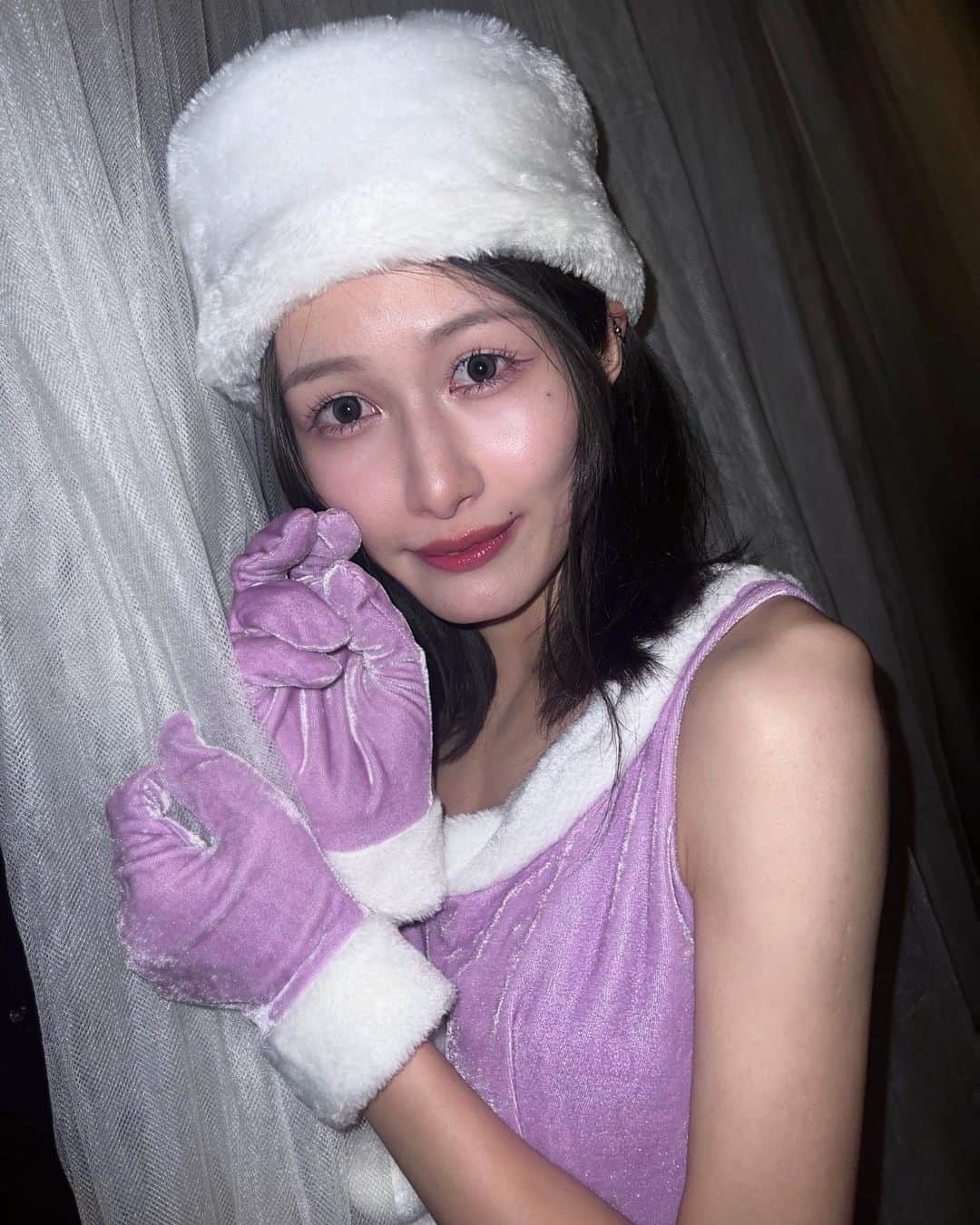 仮眠玲菜さんのインスタグラム写真 - (仮眠玲菜Instagram)「Christmas Eve 🌨    Purple rere santa 💜🤍  #クリスマス #クリスマスイブ  #サンタコス #サンタ #パープル #全部同じ顔だ  #ライブ後で髪ほさほさ」12月24日 23時59分 - amai_re_re
