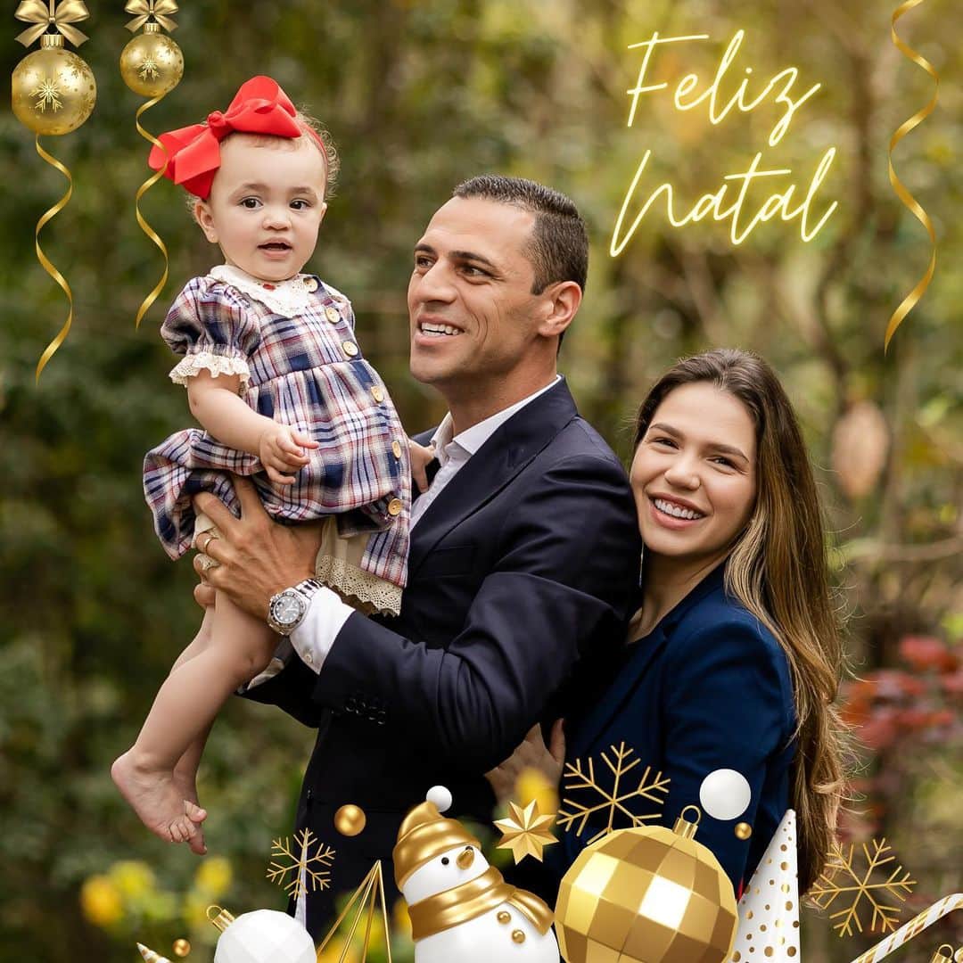 ロムロ・ソウザ・オレステス・カルデイラのインスタグラム：「Que seja um natal cheio do Amor de Deus em nossos corações 🙏🏻🙌🏻  FELIZ NATAL ✨✨✨  #Romulo #Familia #FelizNatal」