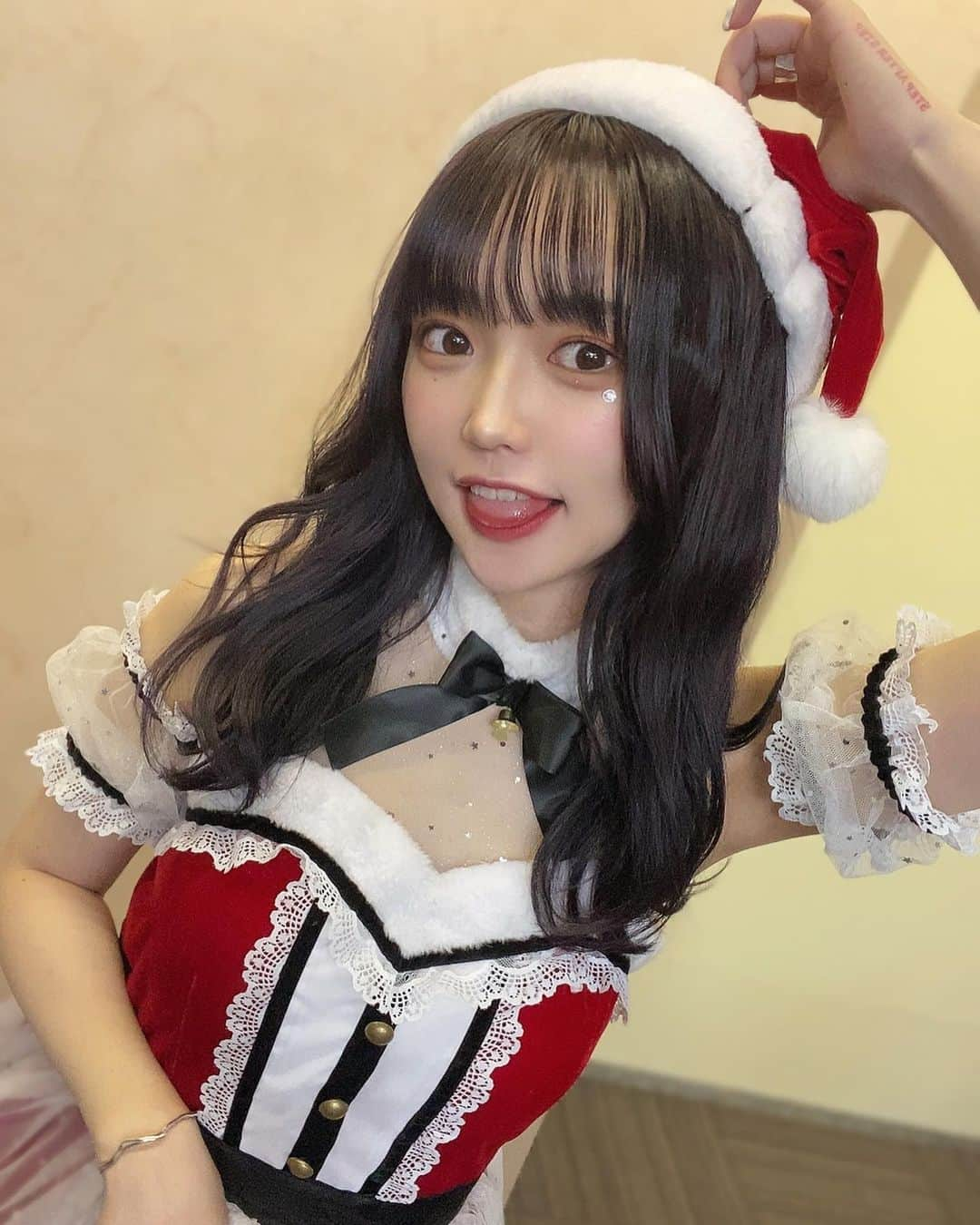 戸田ころね のインスタグラム：「イブはお姉サンタさん👸🎄♥︎  #サンタコス #サンタコスプレ  #サンタクロース  #コスプレ #仮装 #メリークリスマス  #アイドル #暗髪 #暗髪カラー  #ラベンダー #ラベンダーカラー  #ラベンダーピンク  #ピンクラベンダー #ブラックカラー #巻き髪 #JILLASTED」