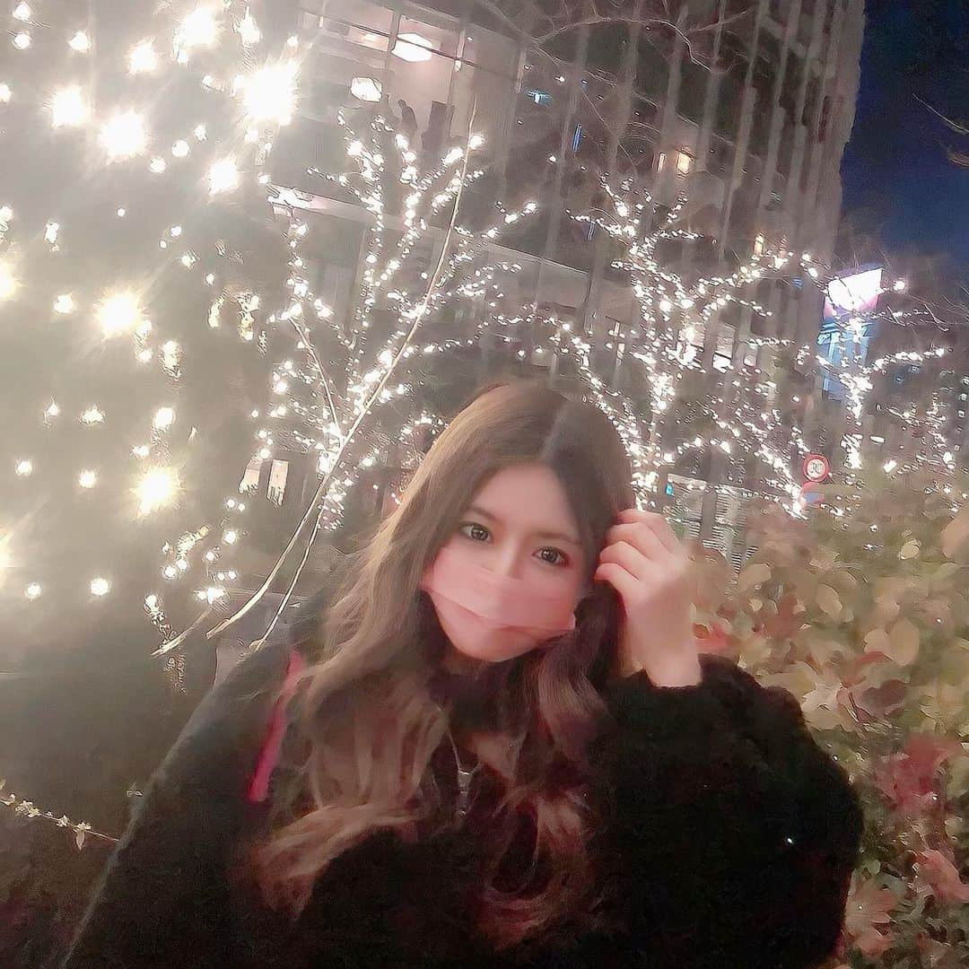 栗林里莉のインスタグラム：「♡ swipe for video▶️ メリークリスマス🎄❤️ 皆さんにとって素敵なクリスマスになりますように🥰  Merry Christmas🎄 Wishing you a magical Christmas season filled with love and joy✨  #クリスマス #メリクリ #christmas  #2022 #栗林里莉 #ririkuribayashi #japanese #寒いの苦手やけども #イルミネーションは好き」