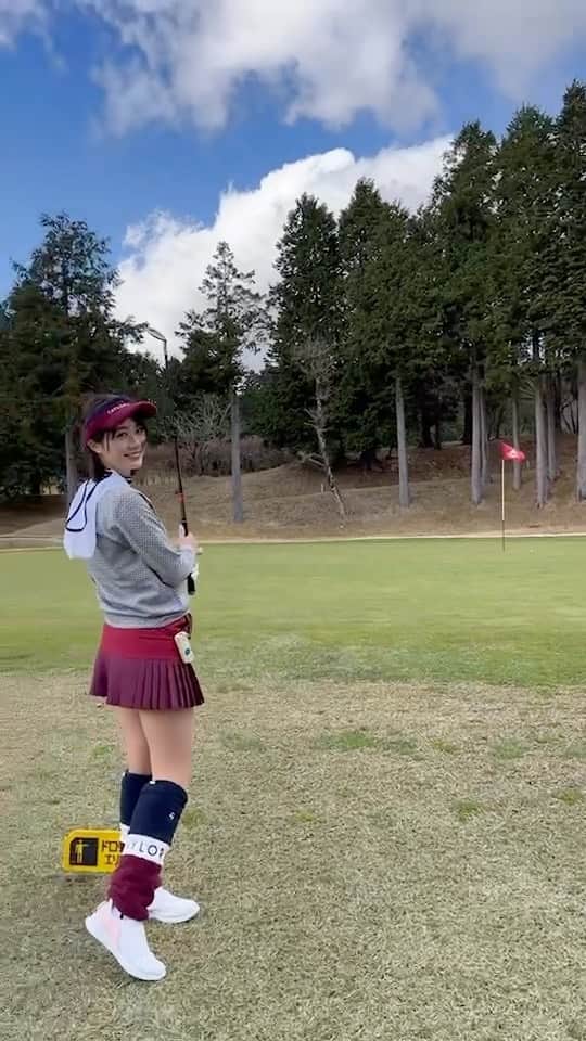のインスタグラム：「良い時も悪い時も大袈裟☺️💪✨  アプローチの練習ってどうやってやってますか？ これたまたま寄ったけどいつもスカーんって感じ🥹  とっておきのアプローチ練習法 コメントでこっそり教えて下さい🤲クリスマスだし🤲  #スイング動画#ゴルフスイング#ゴルフ女子#ゴルフコーデ#ゴルフウェア#ゴルフ場#ゴルフ練習#golfswing#golfstagram#golflife#fyp」