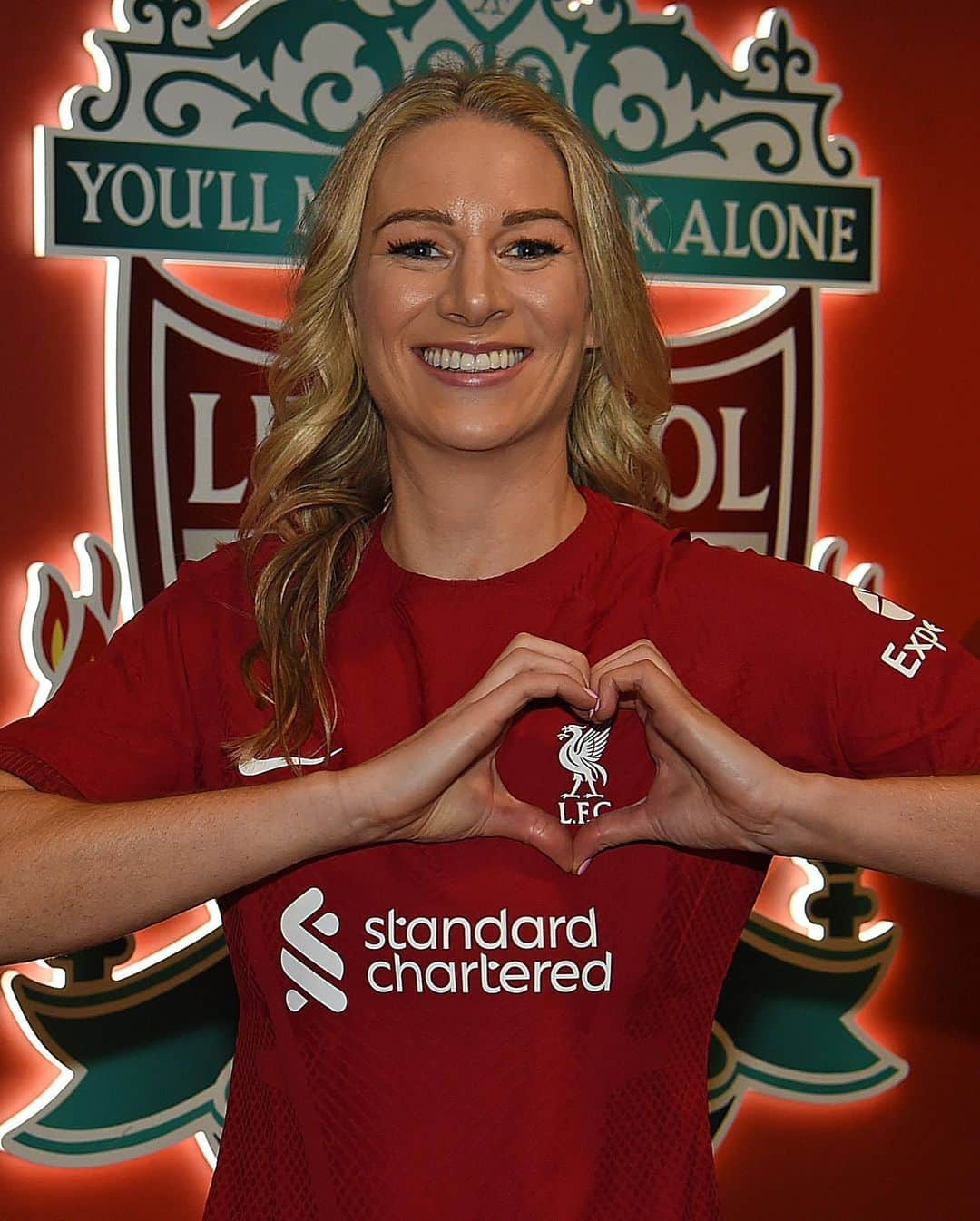 ジェンマ・ボナーのインスタグラム：「Over the moon to be back home in red @liverpoolfcw #YNWA ❤️」