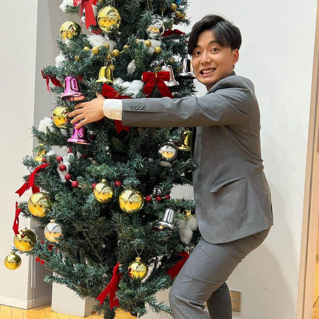 細田啓信のインスタグラム：「・ 【クリスマスが】 好き！！！！！！！！！！！  #めんこいテレビ 社内の#クリスマスツリー に抱きつく#細田啓信 #クリスマス #メリークリスマス」