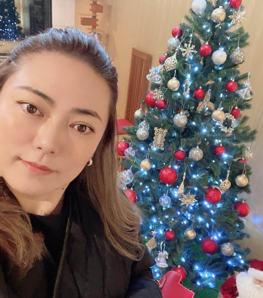 清水あすかのインスタグラム：「#merrychristmas  #happyholidays   #christmastree  #christmasnails」