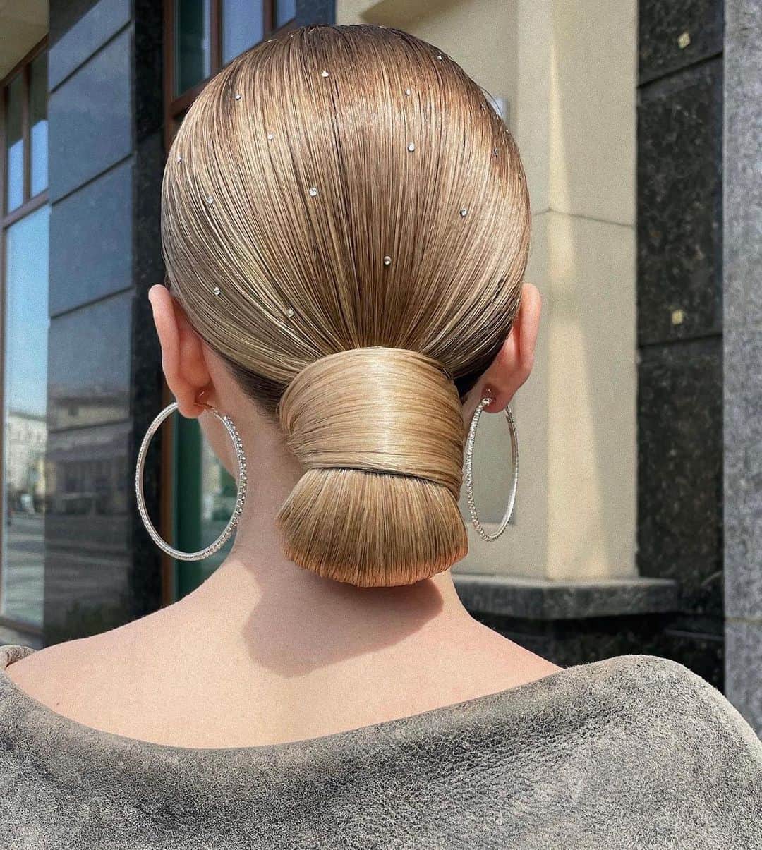 I N S T A B R A I Dのインスタグラム：「What kind of hair bun would you like to do?☝🏼or✌🏼」