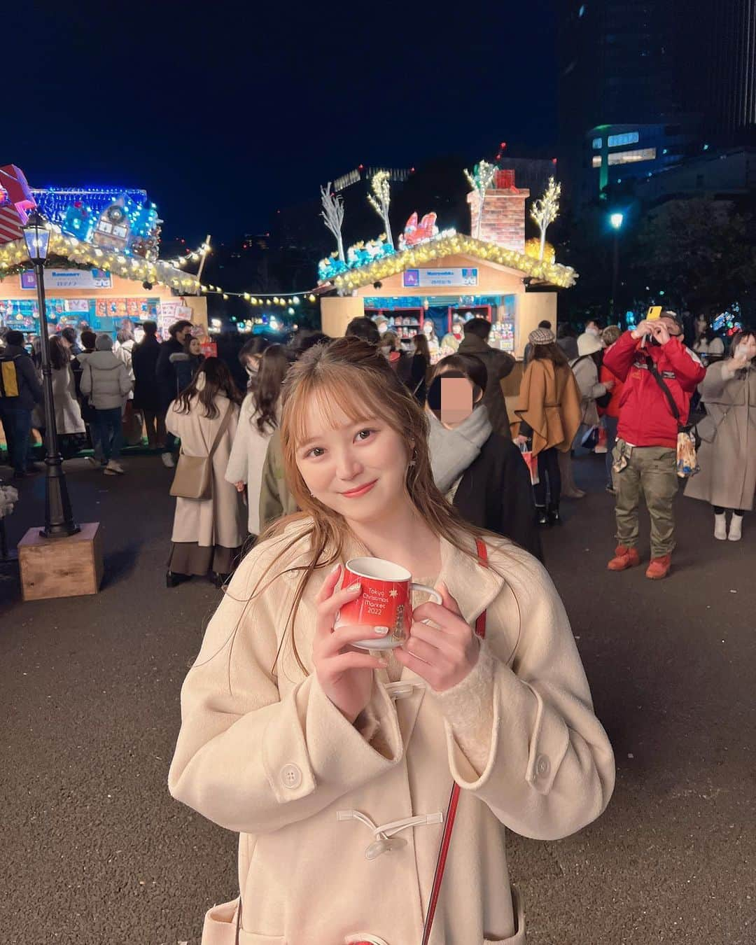 伊藤美優のインスタグラム：「Merry Christmas〜♡🎄🎅🏻🎁  #東京クリスマスマーケット #日比谷公園 #クリスマスマーケット #日比谷公園クリスマスマーケット#クリスマス #christmas #イルミネーション #クリスマスコーデ #크리스마스 #패션」