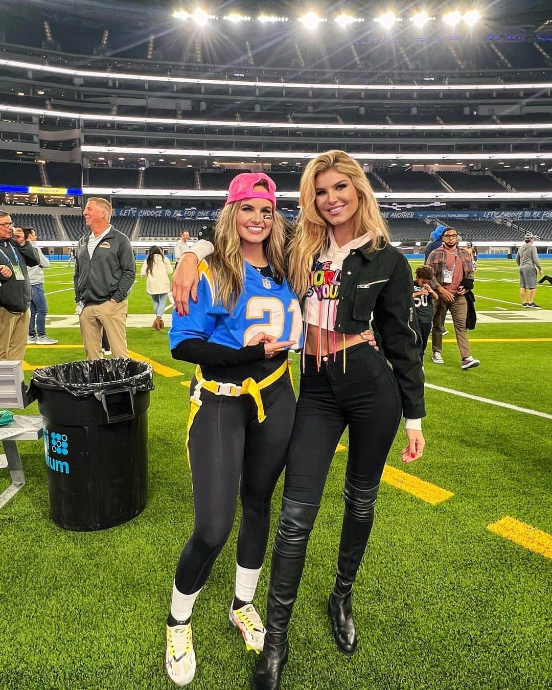 Ashley Haasさんのインスタグラム写真 - (Ashley HaasInstagram)「#NFL on Saturday… who are you cheering for today?! 🏈 Battle of the G.O.A.T.S event, benefiting the Chargers Impact Fund.」12月25日 1時28分 - ashleyhaas