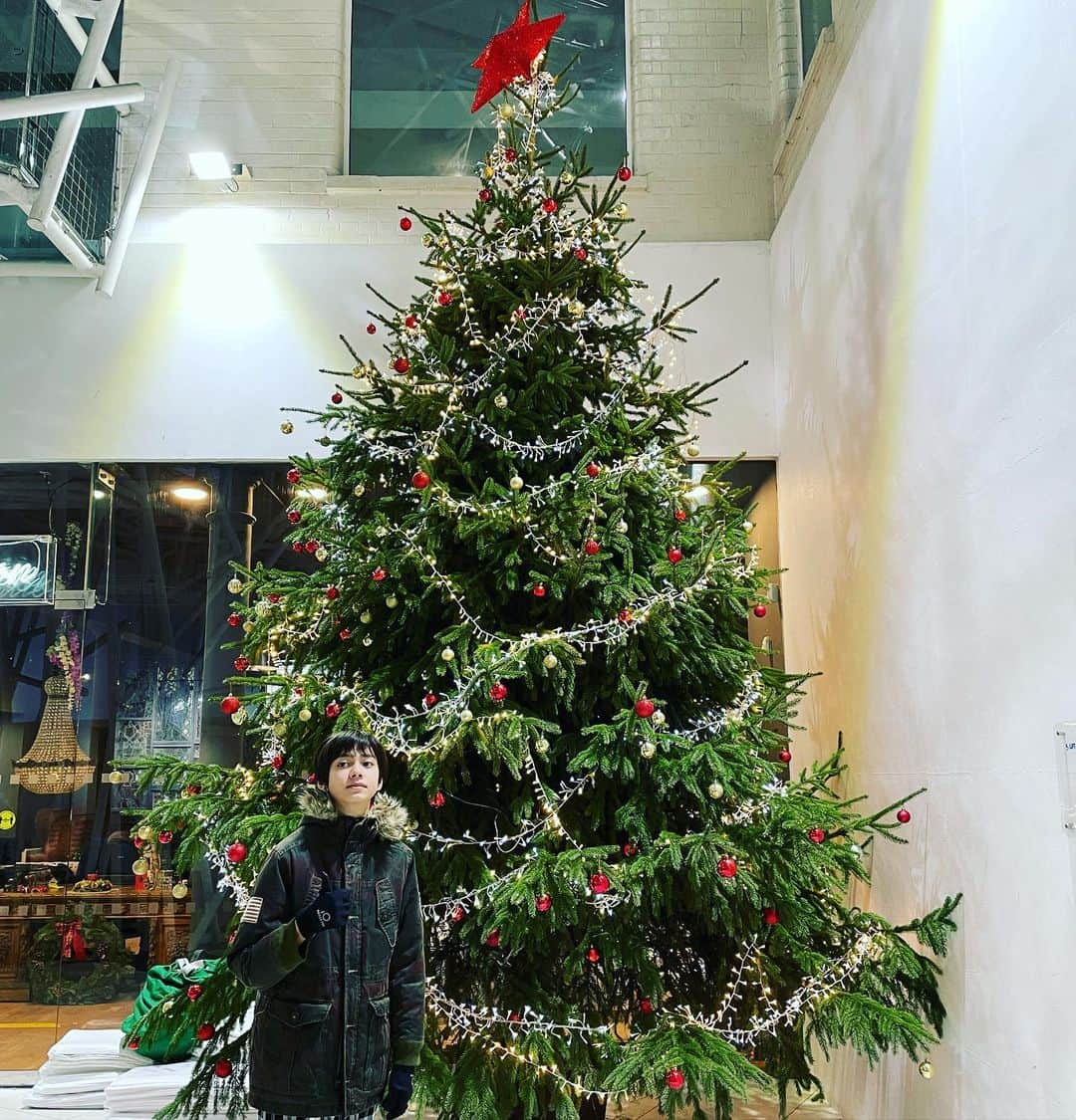 Hyuのインスタグラム：「Merry Christmas 🎄  . . . . #merrychristmas #メリークリスマス　#イギリス生活 #クリスマスツリー　#ハーフ男子　#ティーンモデル　#日英ハーフ」