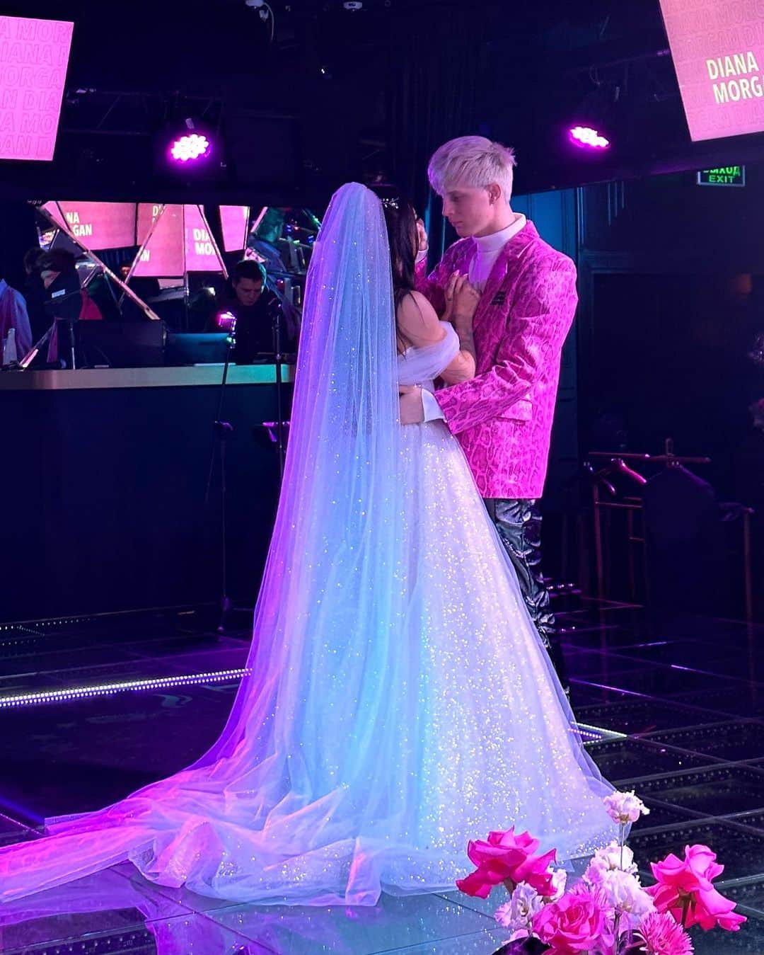 Diana Melisonさんのインスタグラム写真 - (Diana MelisonInstagram)「9.12.2022 ❤️Look at us❤️ We got MARRIED!💍 Our love is crazy Princess's dress: @ideal_moscow Flowers🌸Bouquet: @iloveyouflowers.ru Host💥DJ: @moscowshowman & @nickmenschov」12月25日 1時48分 - di_melison
