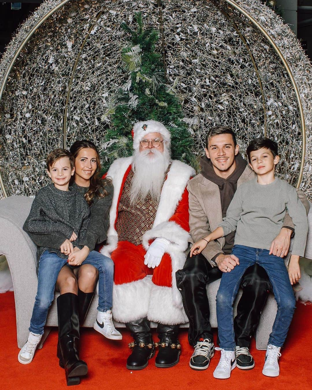 アルフレッド・モラレスのインスタグラム：「MERRY CHRISTMAS 🎄❤️ from our family to yours !! 🫶🏼 #merrychristmas」