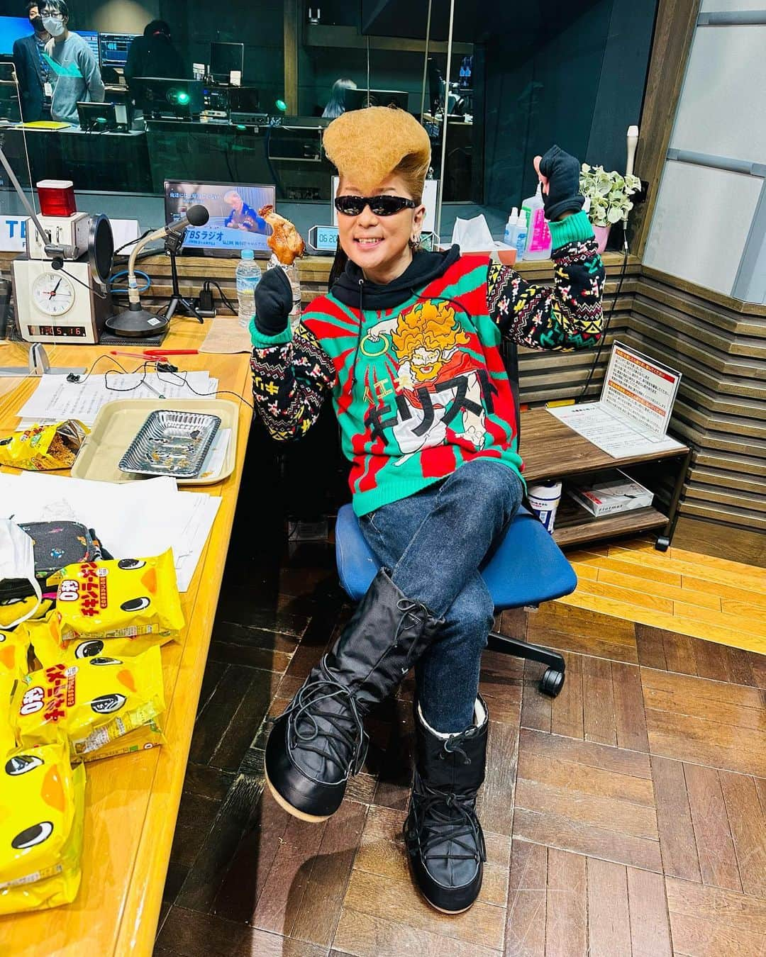 綾小路翔さんのインスタグラム写真 - (綾小路翔Instagram)「メリークリスマス☆⭐︎ 🎄🍗🎉🎁🎂🍾🧑‍🎄  #氣志團 #綾小路翔 #セロニアス #TBSラジオ #俺達には土曜日しかない #数年間クローゼットで眠り続けていた #アグリークリスマスセーター #UglyChristmasSweater #初お目見え #お洒落さんとつなわたりしたい #クリスマスと黒いブーツ #来年1月3日は #日本武道館 #THEGIGS #あいにきてINEEDYOU #Christmaseve #MerryXmas #世界が幸せでありますように」12月25日 2時16分 - showayanocozey