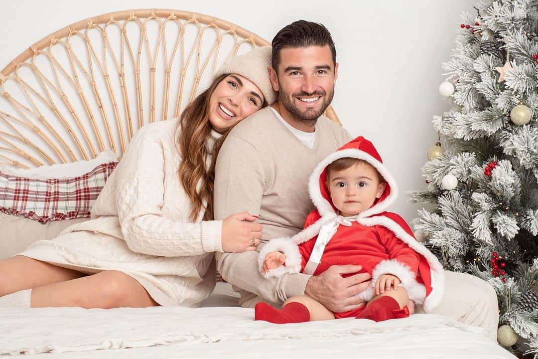 アントニオ・バラガンのインスタグラム：「Feliz Navidad familia🎄 ✨  Os deseo que paséis unas felices fiestas con los vuestros, llenas de salud, felicidad y amor ❤️」