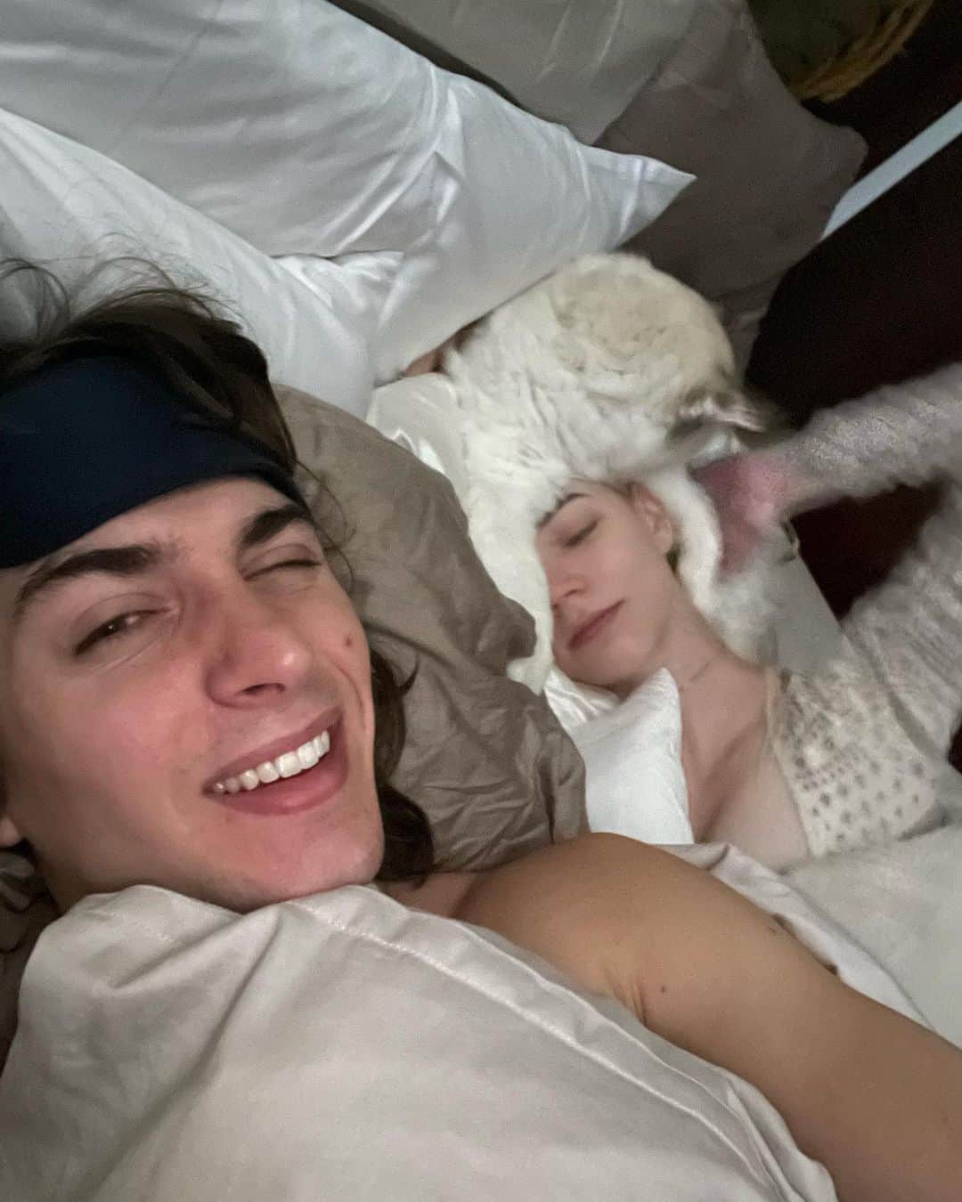 のインスタグラム：「Merry Christmas to all you filthy animals, from our home to yours 🥰」