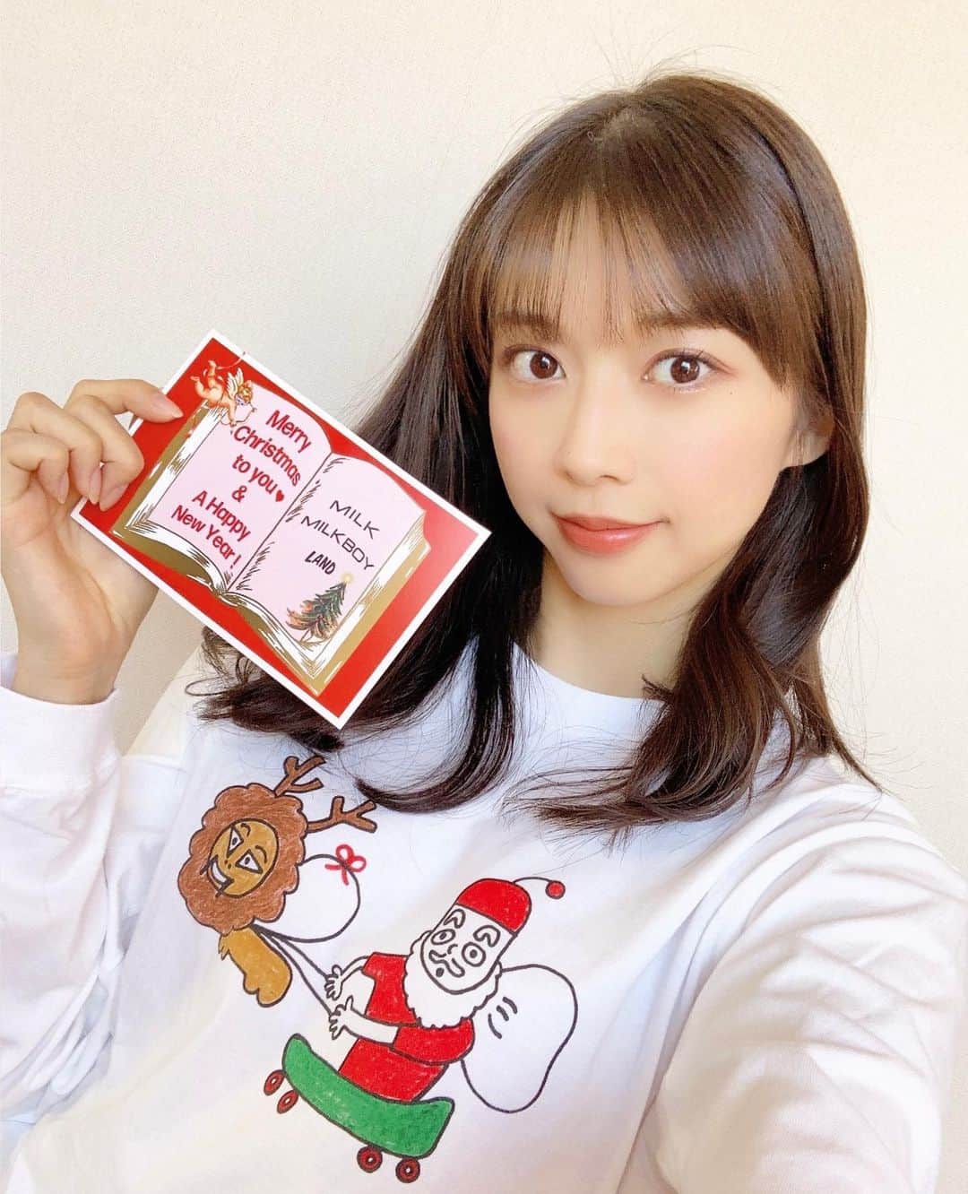 のインスタグラム：「♡ ♡ ✨❤️🎄Merry Christmas 2022🎄❤️✨ ♡ ♡  #マエケンクリスマス 🦁🎅🏻 #MILKさんからのクリスマスカード 🎁⭐ #へあかっとみっしょんわくわく･･･っ!! #マリアべりーしょーとだんこきょひ!! #23センチ 💇‍♀️ #モーニング娘22 #morningmusume22 #牧野真莉愛」