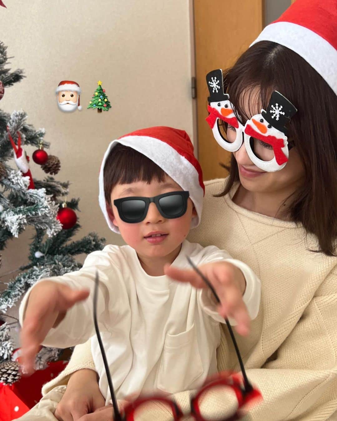 田南輝一のインスタグラム：「メリークリスマスです🎄.* . 無事3人にサンタさんが来てよかった いい子になるおまじないのサンタさんと仲良くしててよかった。 . . 可愛い家族をおすそ分けします。   #メリークリスマス  #サンタさん  #息子  #嫁  #4歳」