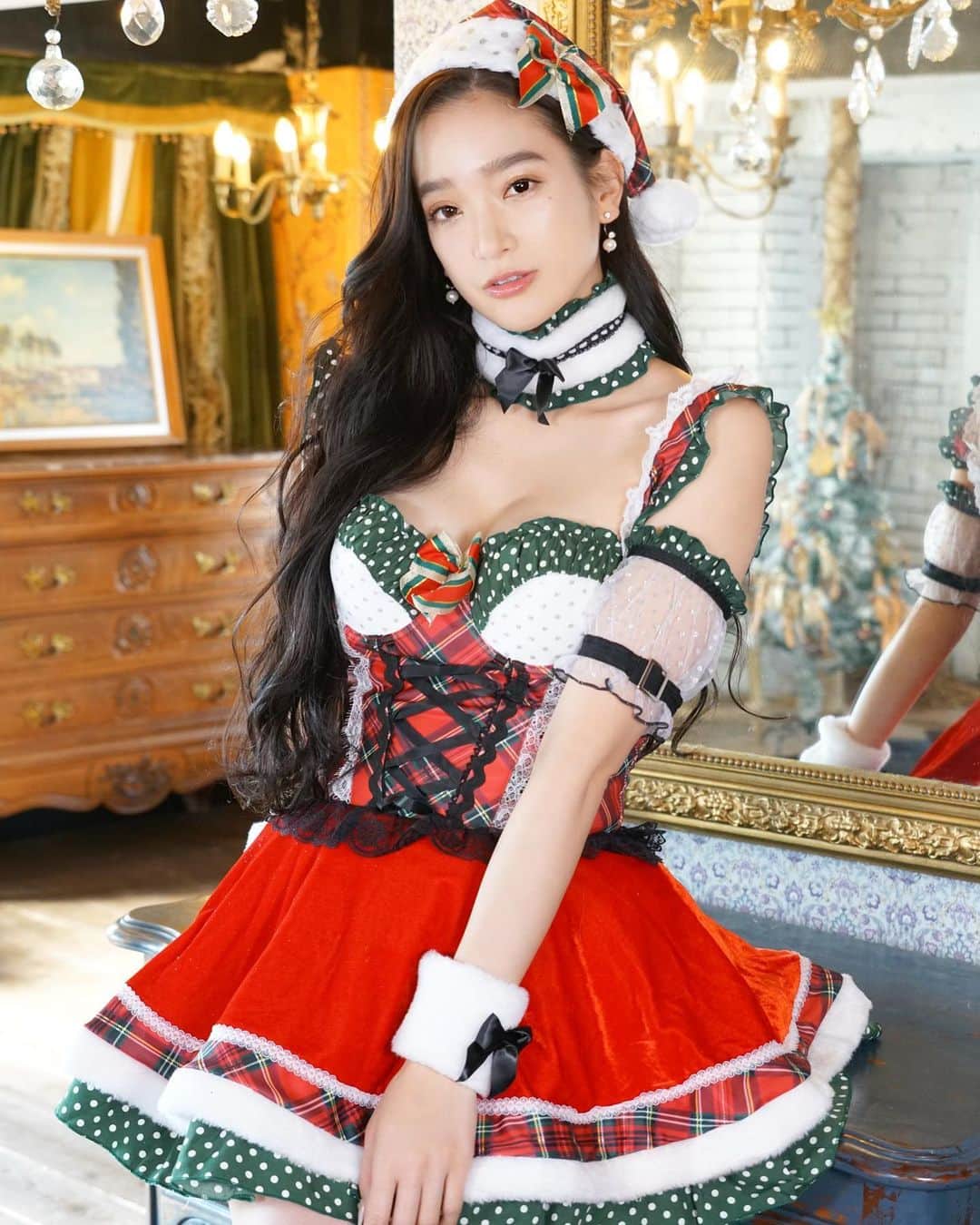 太田麻美のインスタグラム：「𝑀𝑒𝑟𝑟𝑦 𝐶ℎ𝑟𝑖𝑠𝑡𝑚𝑎𝑠🎅🎄💖 素敵な一日を✨  #merrychristmas #christmas #クリスマス #サンタコス #サンタコスプレ #サンタ」