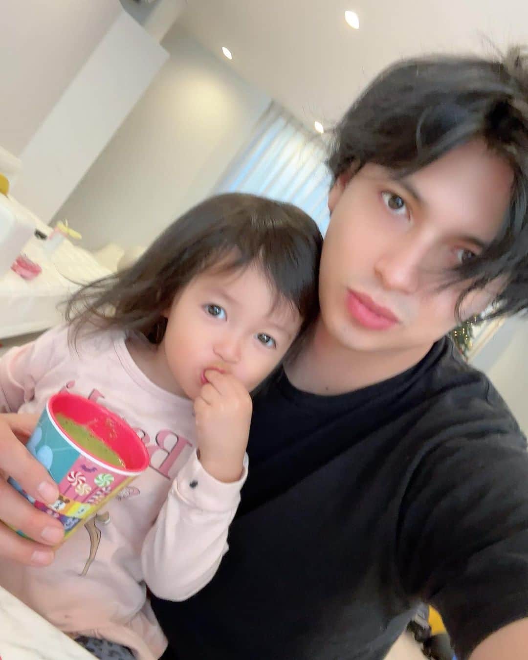 アレクサンダーのインスタグラム：「アップルジュースとバナナ 茹でたほうれん草と小松菜の アマゾンドリンク❤️ で おはよーさん」