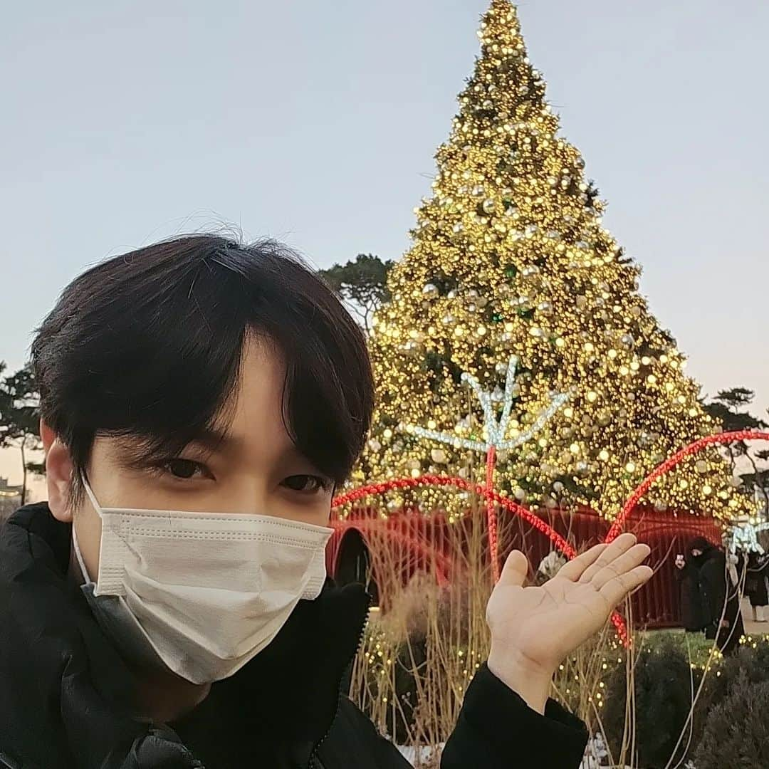 キム・ジョンフンのインスタグラム：「MerryChristmas~ 너무 추워요 ㅜㅜ」