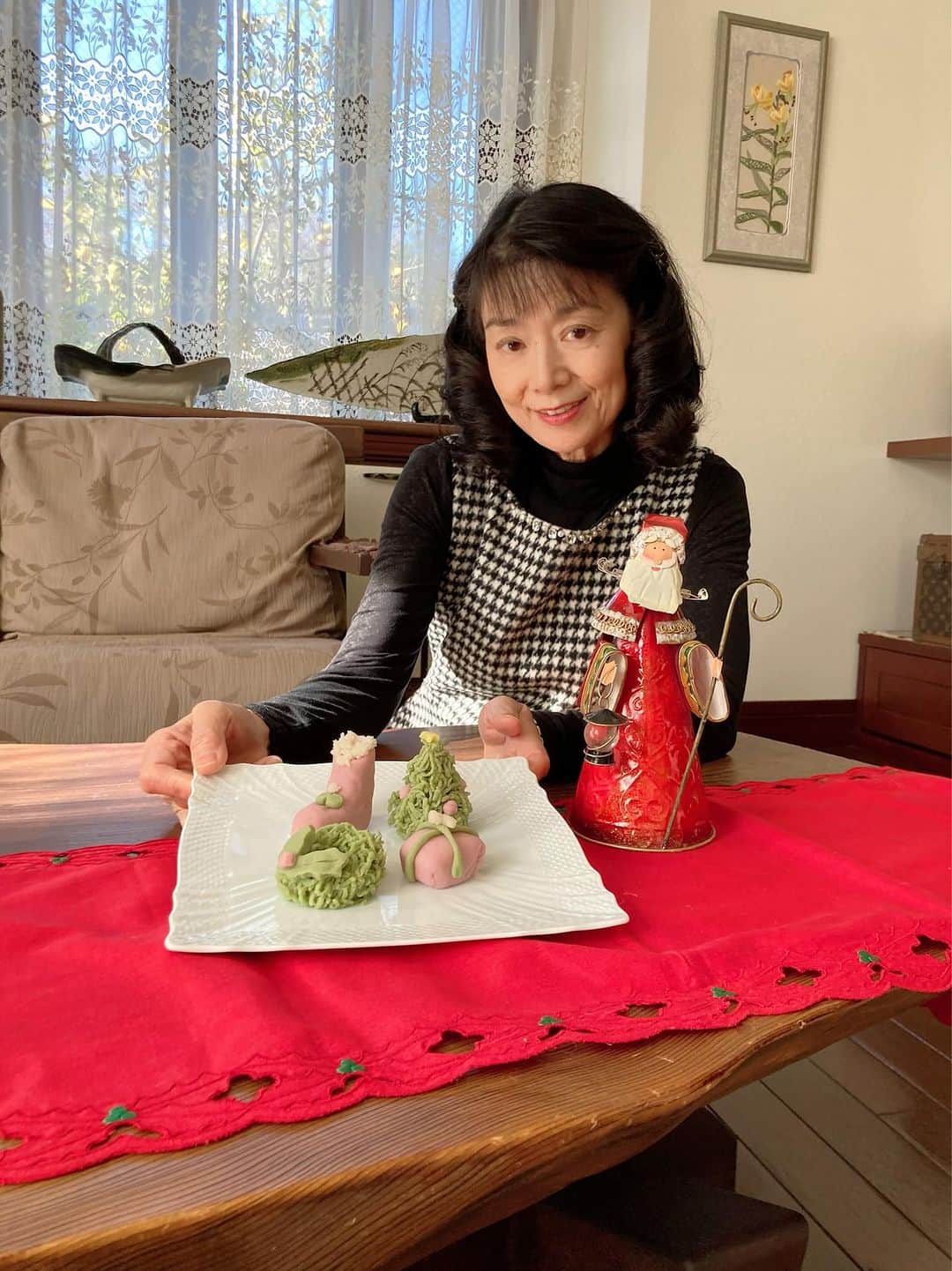大津びわ子さんのインスタグラム写真 - (大津びわ子Instagram)「Happy Holidays❣️🎄☃️❄️🥂🍾  「和菓子遊び」で作ったクリスマスの和菓子です。優しい美味しさ❣️ 素敵💕なクリスマスを過ごしましょう😊」12月25日 12時20分 - biwarin