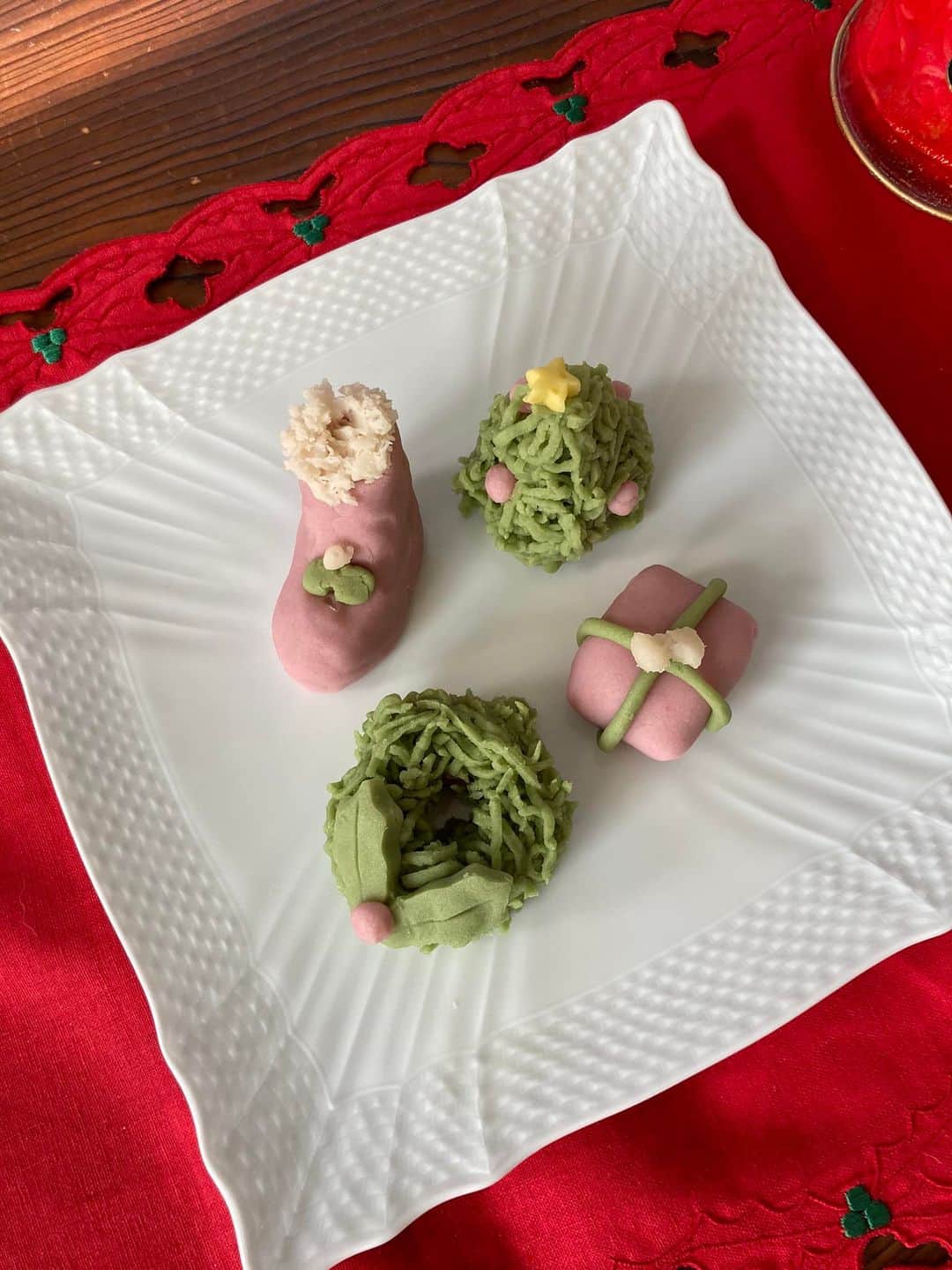 大津びわ子さんのインスタグラム写真 - (大津びわ子Instagram)「Happy Holidays❣️🎄☃️❄️🥂🍾  「和菓子遊び」で作ったクリスマスの和菓子です。優しい美味しさ❣️ 素敵💕なクリスマスを過ごしましょう😊」12月25日 12時20分 - biwarin
