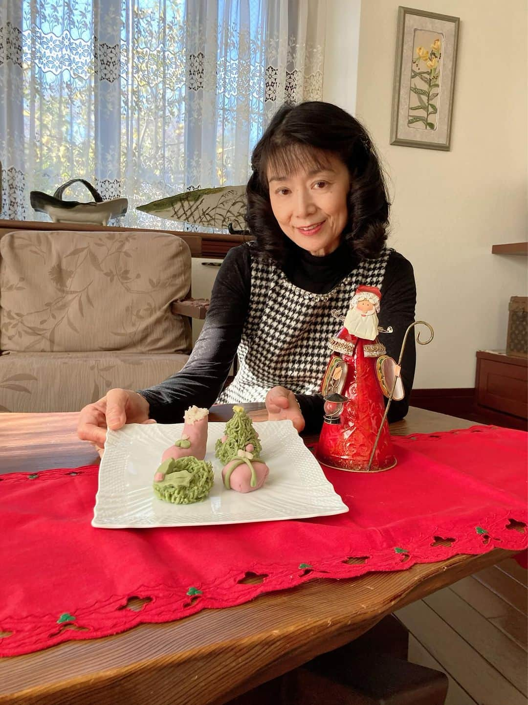 大津びわ子のインスタグラム：「Happy Holidays❣️🎄☃️❄️🥂🍾  「和菓子遊び」で作ったクリスマスの和菓子です。優しい美味しさ❣️ 素敵💕なクリスマスを過ごしましょう😊」