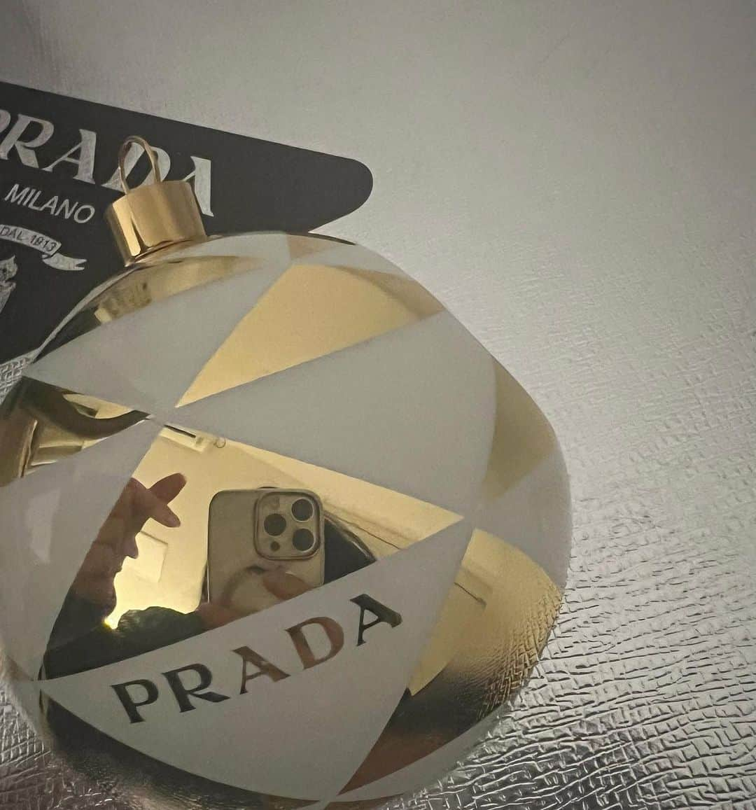 キム・ミンジュさんのインスタグラム写真 - (キム・ミンジュInstagram)「#pradaholiday22 @prada 🎄🎅」12月25日 12時27分 - minn.__.ju