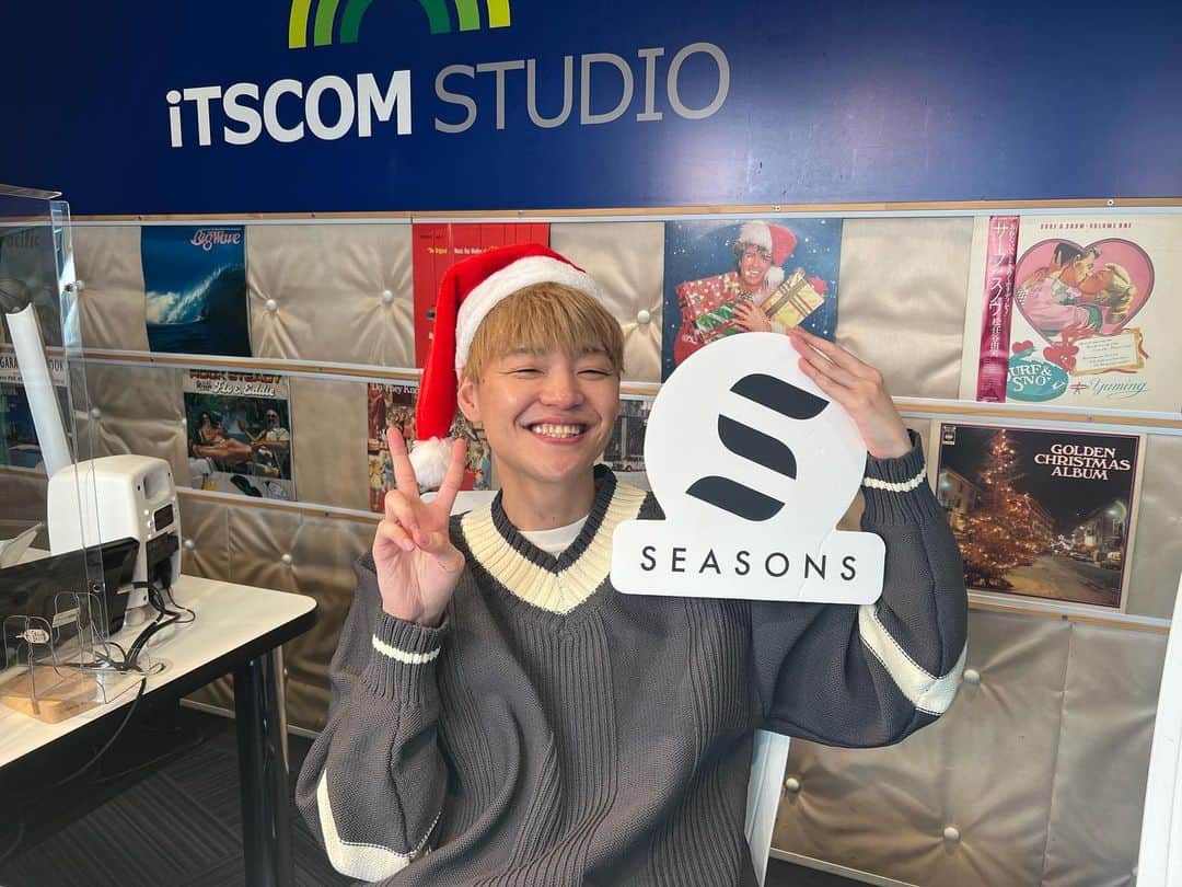 藤井達也のインスタグラム：「メリークリスマス🎅  今年のSEASONS RADIOラスト放送ありがとうございました😊  来年もよろしくお願い致します🤲  #fmサルース #たまプラーザ #メリークリスマス🎅」