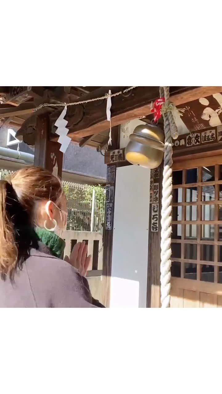 神部美咲のインスタグラム：「今までのハズレ馬券を ハズレくじ供養箱がある神社で 供養してきました！！！  これで 馬券的中への準備は整いました😎  今日で、10連敗、ストップします！！！  有馬記念🐴楽しみましょう😍🥰  #有馬記念 #10連敗 #ハズレくじ #競馬」