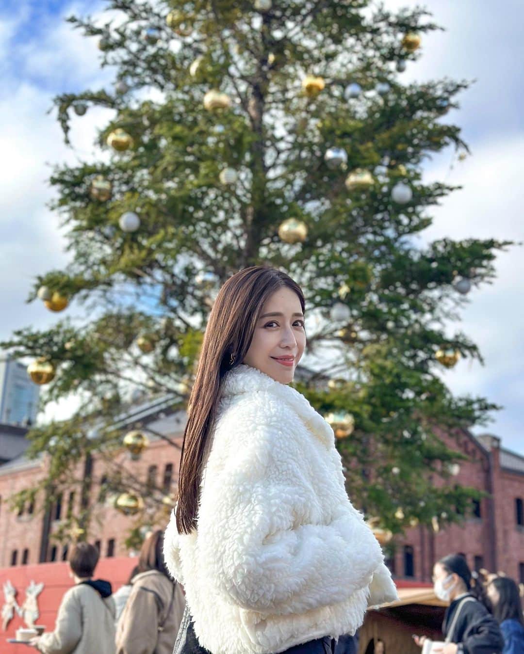 丸山悠美のインスタグラム：「Merry Christmas 🎄💓 皆様の元にサンタさんは来ましたか？🎅💕  ストプリのライブに行ってお夕飯を食べて、疲れて爆睡してしまい、5時に飛び起きました🎅💦 良かった...💭  素敵なクリスマスをお過ごし下さいね🎄❤️  #クリスマス #クリスマスマーケット #赤レンガ倉庫 #赤レンガ倉庫クリスマスマーケット #クリスマスツリー #christmas」